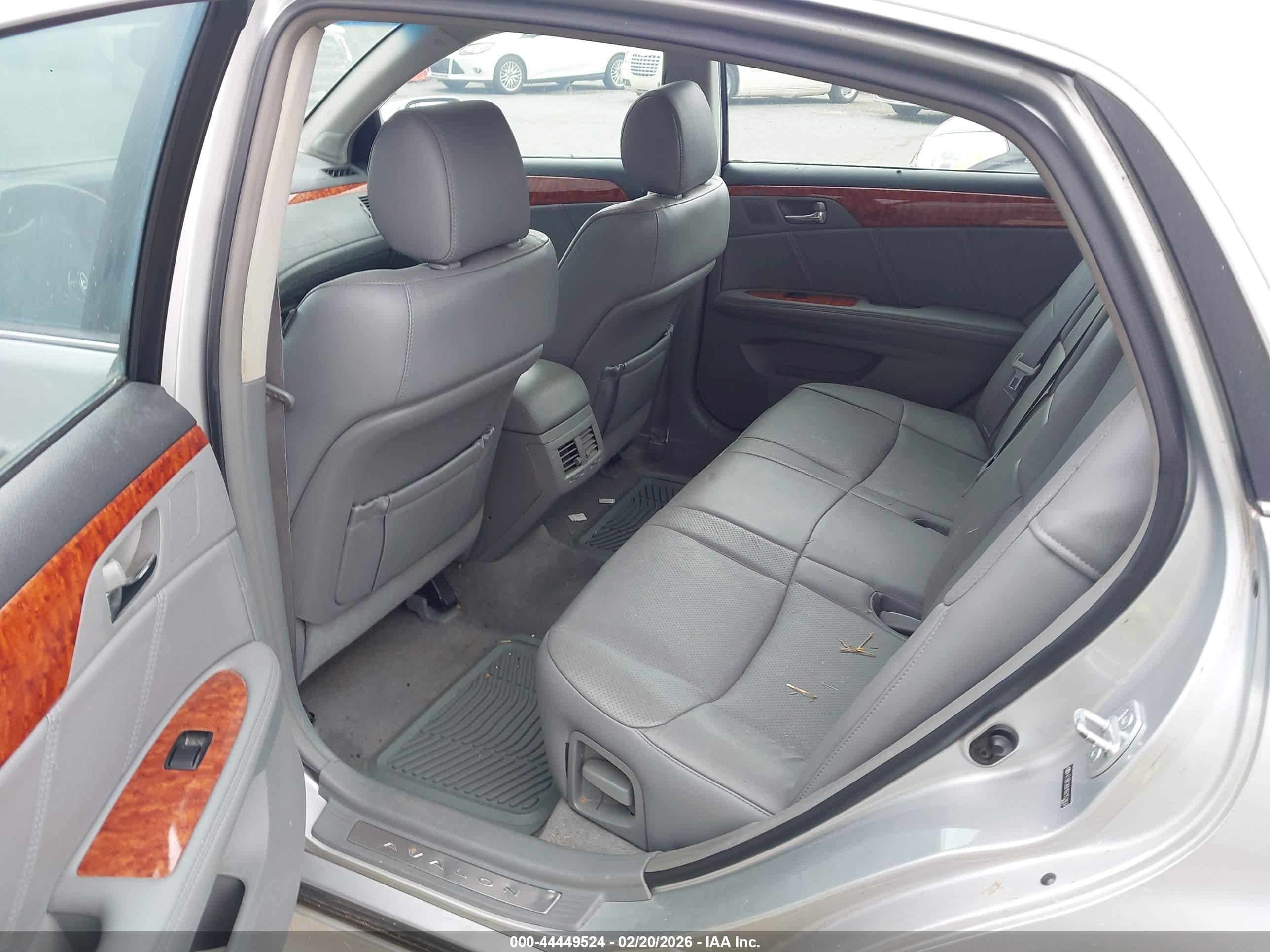 TOYOTA AVALON image 8
