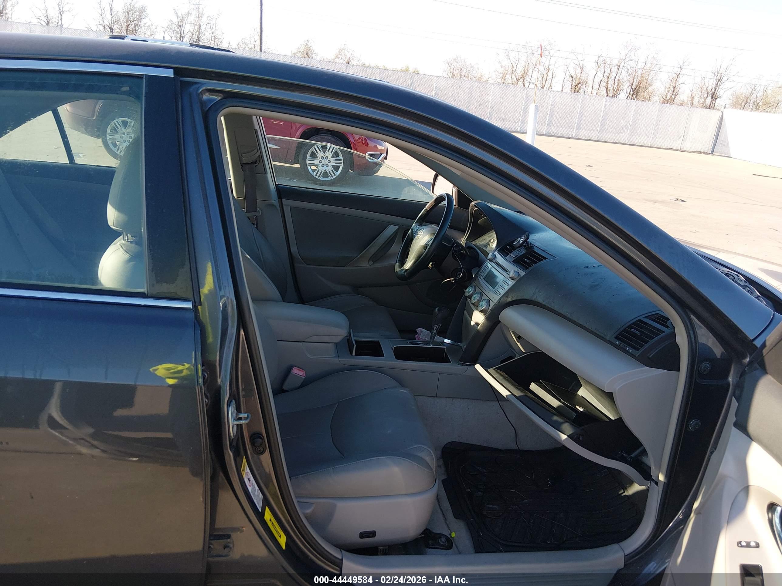 TOYOTA CAMRY image 5