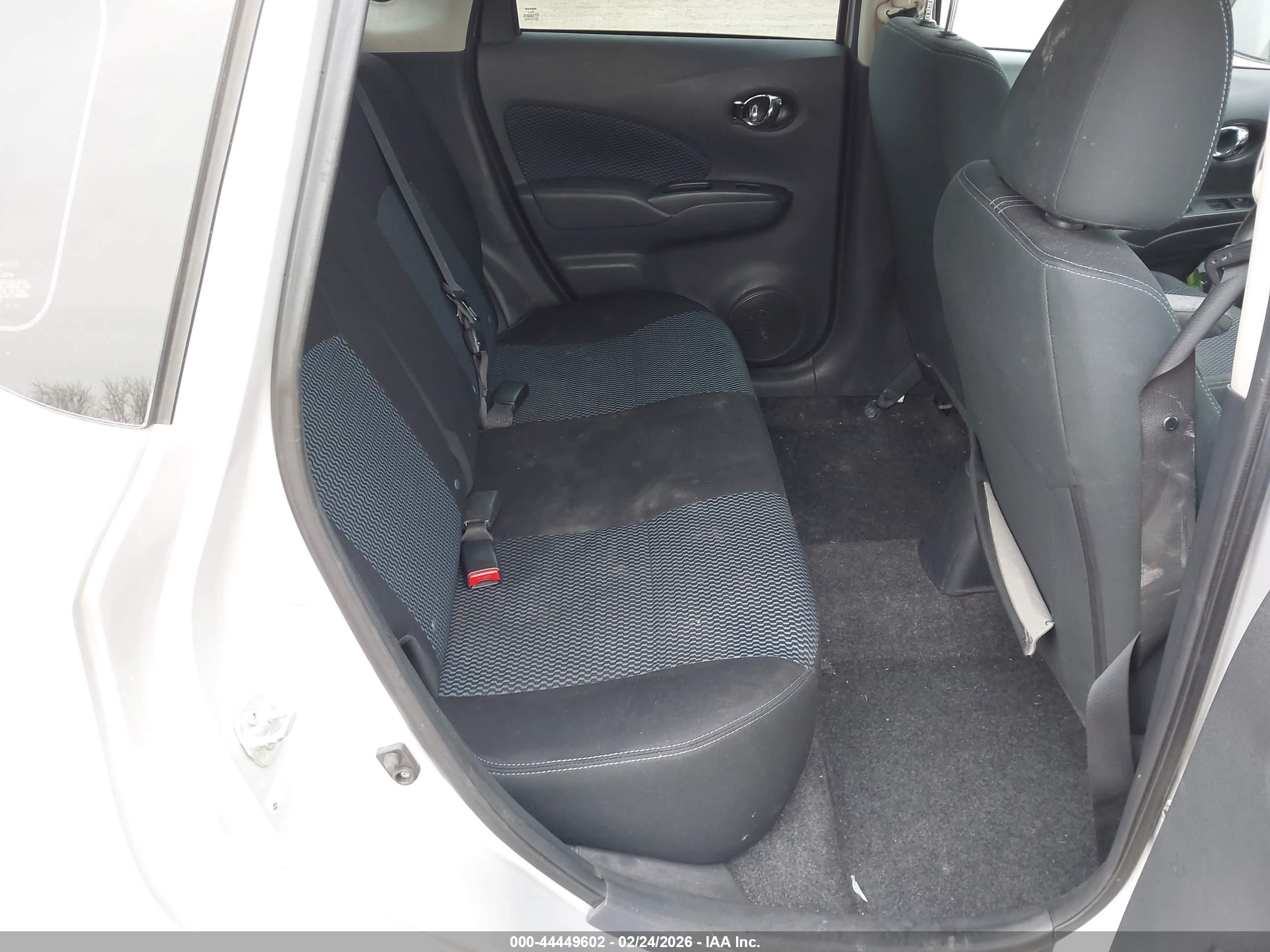 NISSAN VERSA image 8