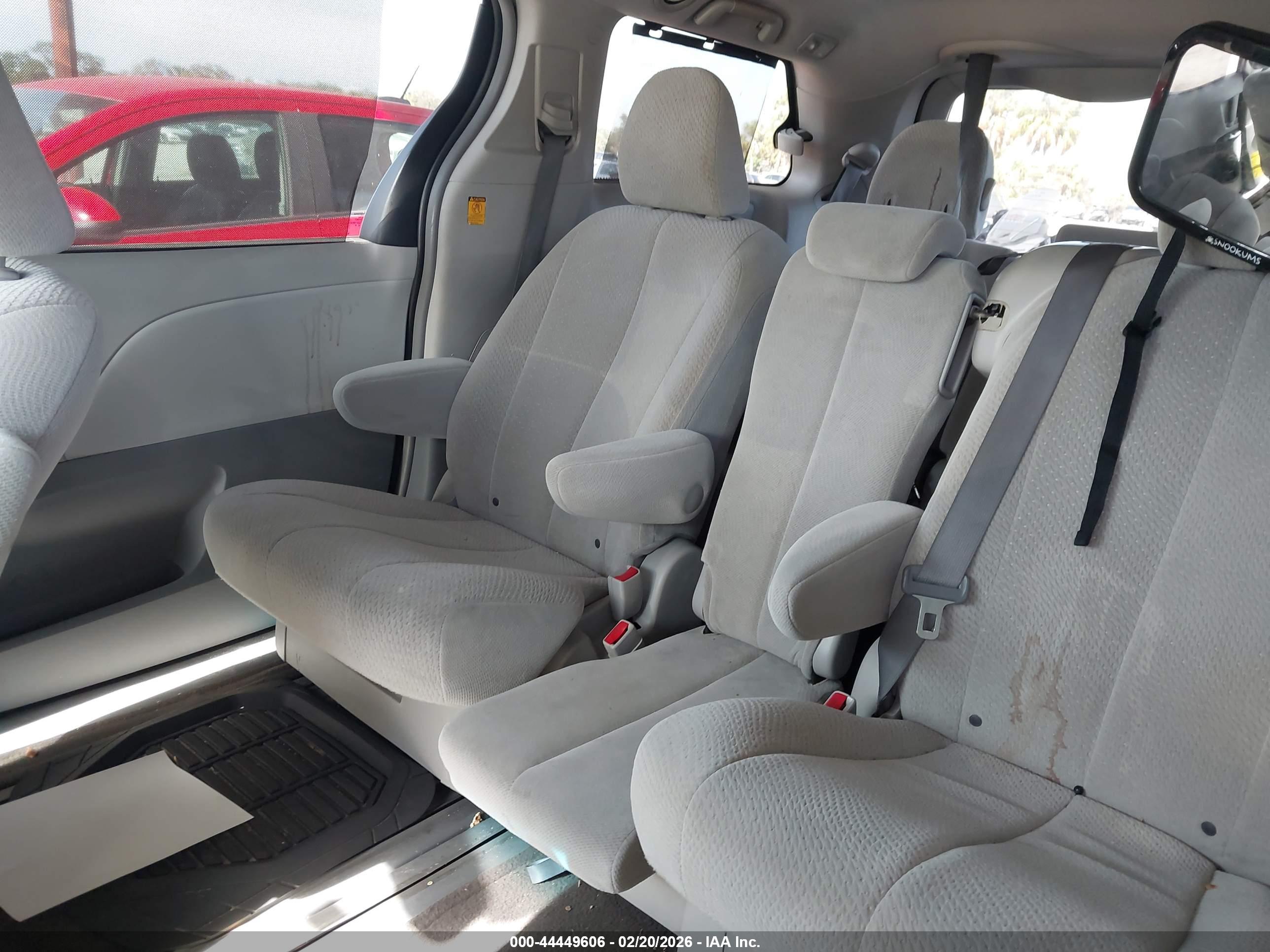 TOYOTA SIENNA image 8