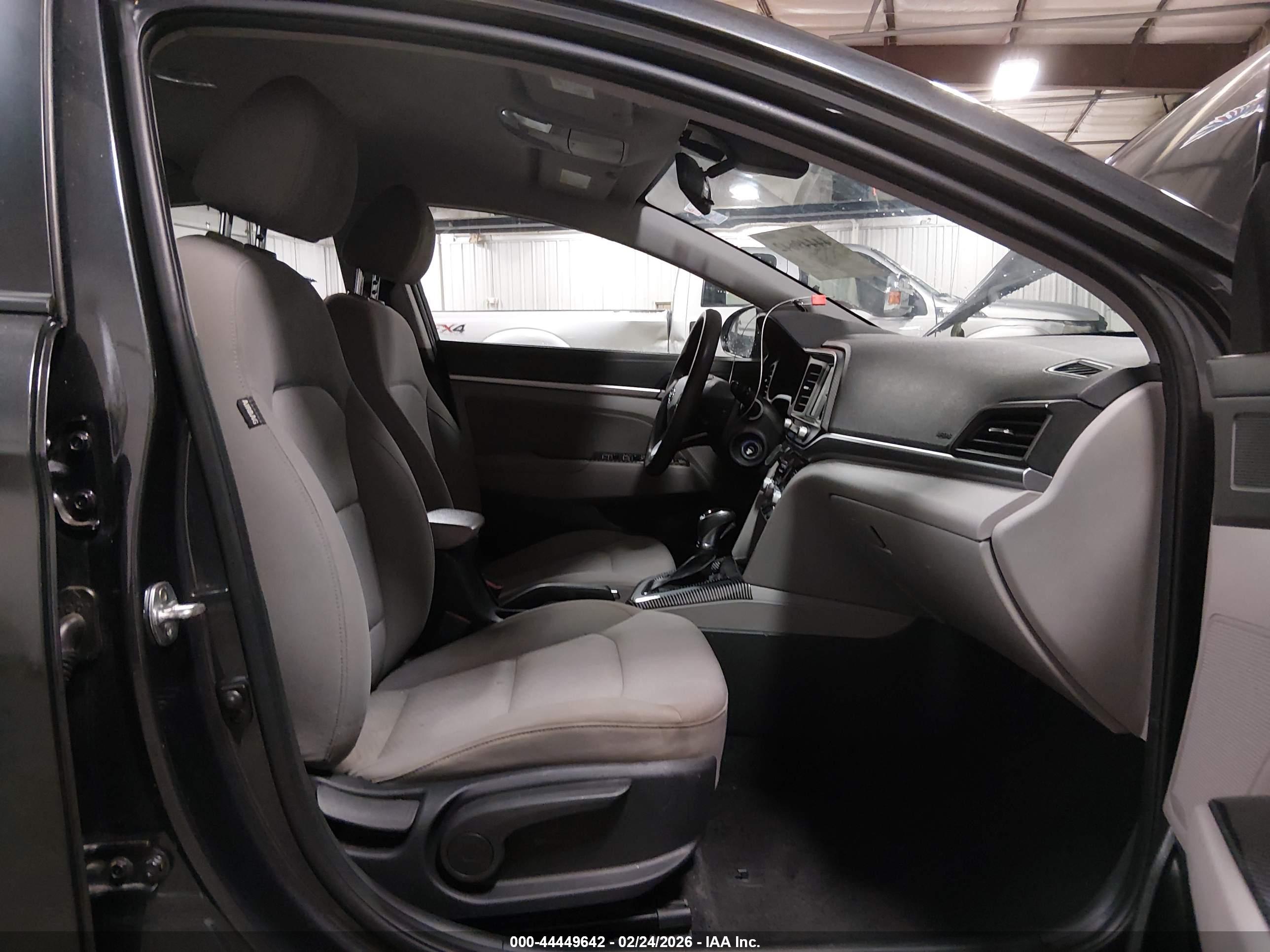 HYUNDAI ELANTRA image 5