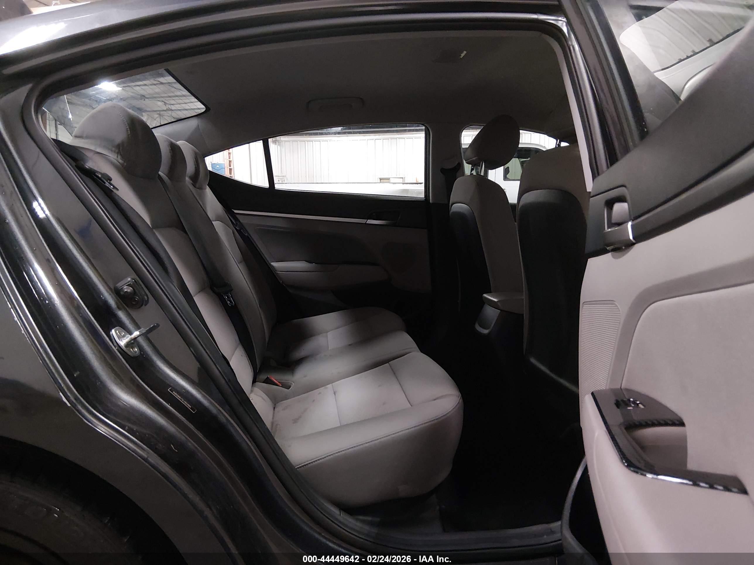 HYUNDAI ELANTRA image 8