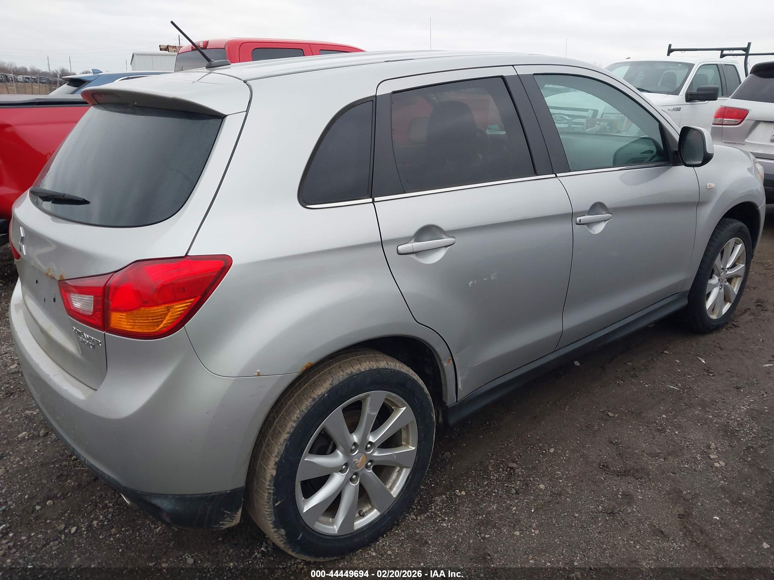 MITSUBISHI OUTLANDER image 4