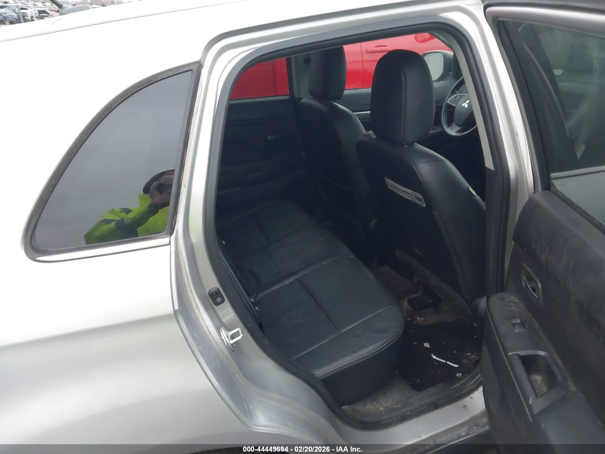 MITSUBISHI OUTLANDER image 8