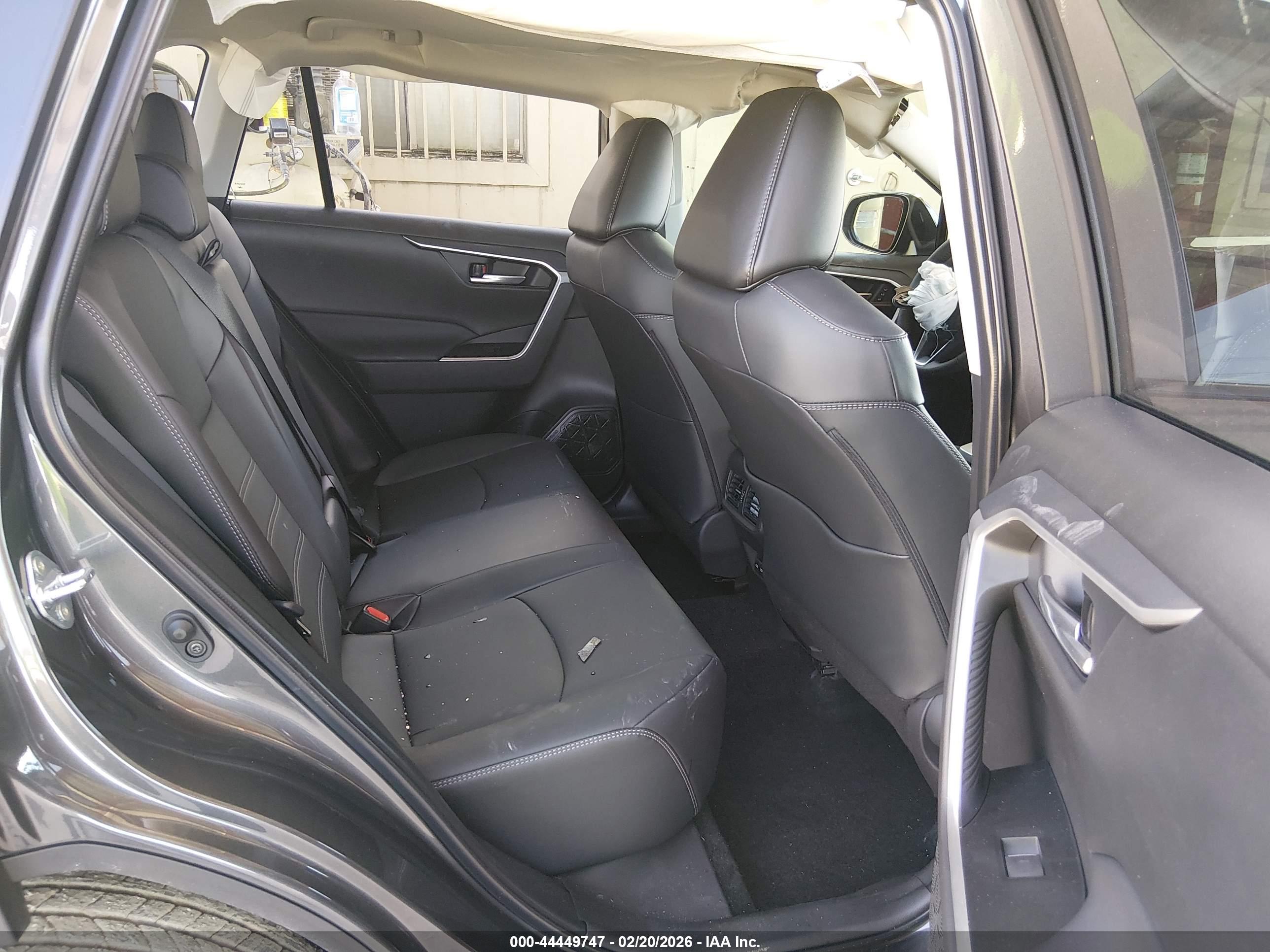 TOYOTA RAV4 image 8