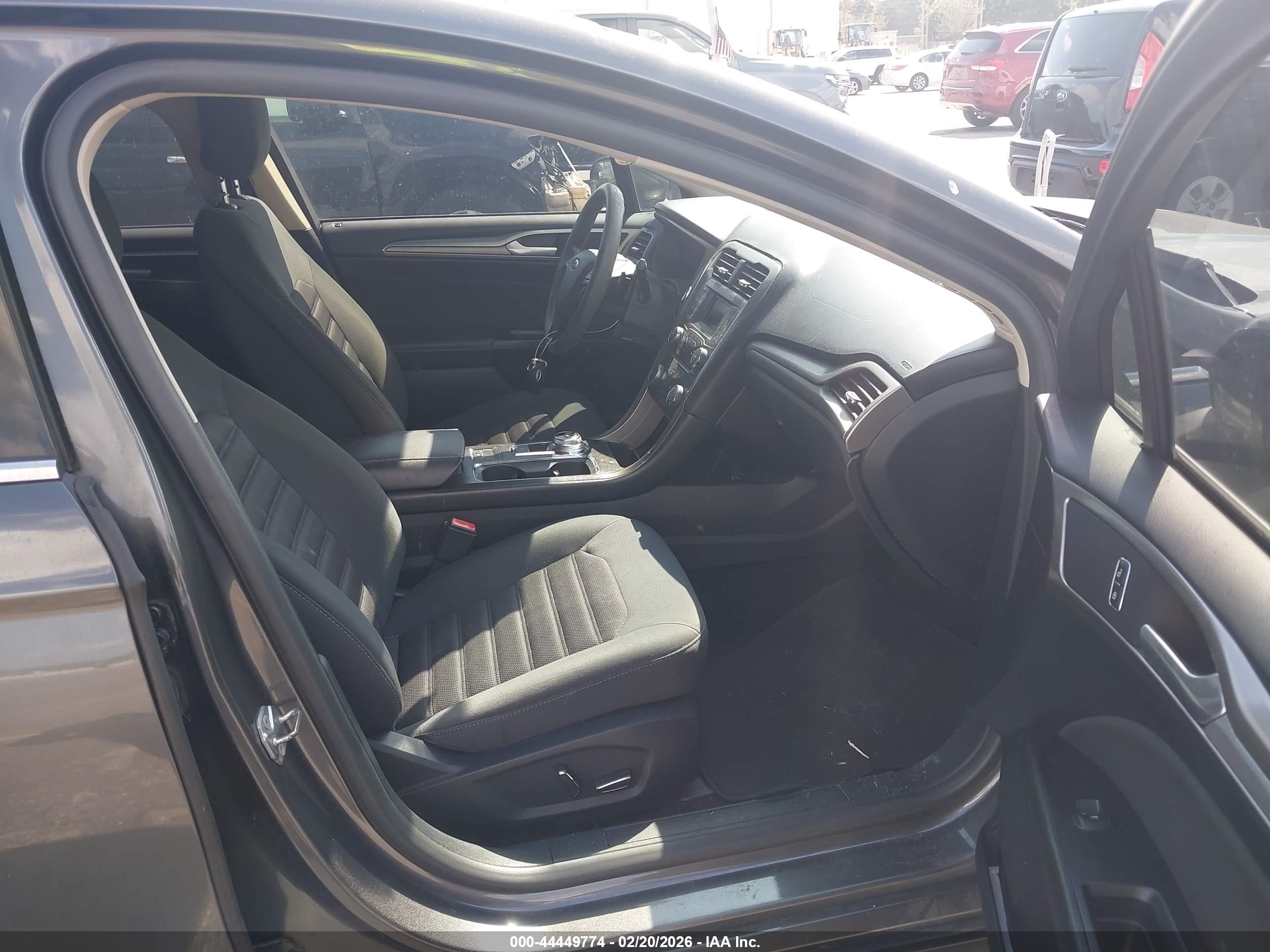 FORD FUSION image 5
