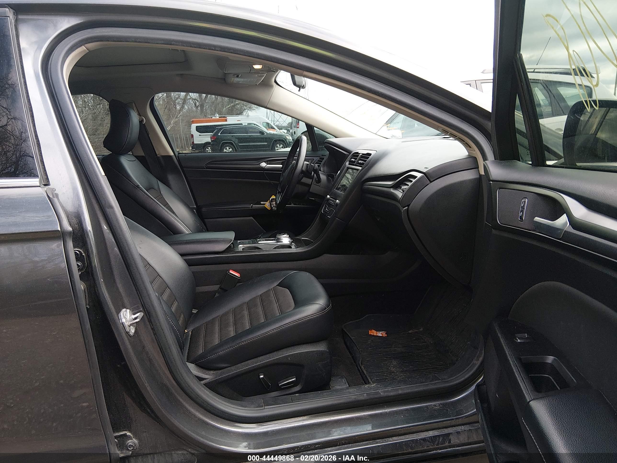 FORD FUSION image 5
