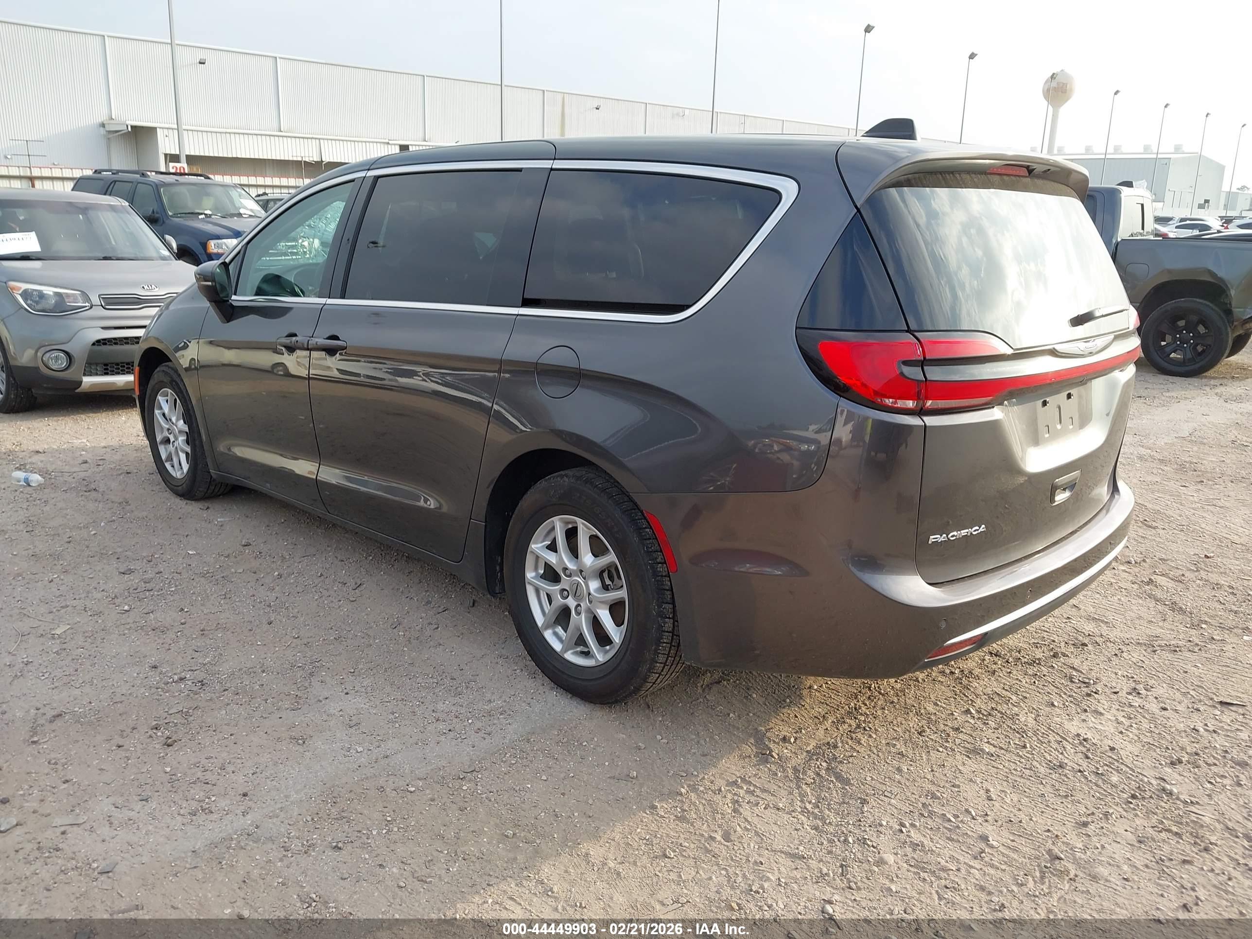 CHRYSLER PACIFICA image 3