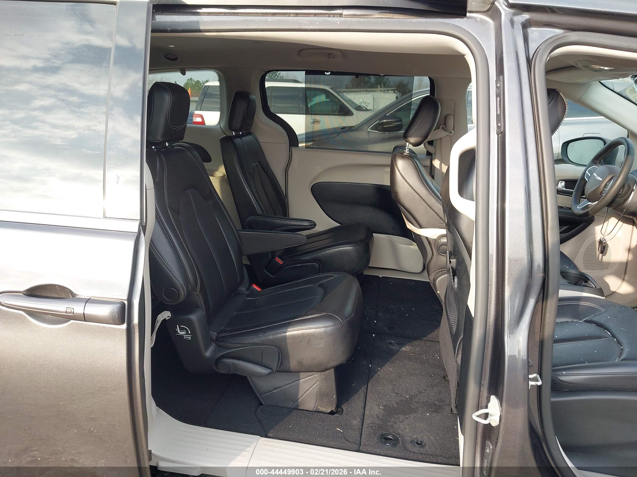 CHRYSLER PACIFICA image 8