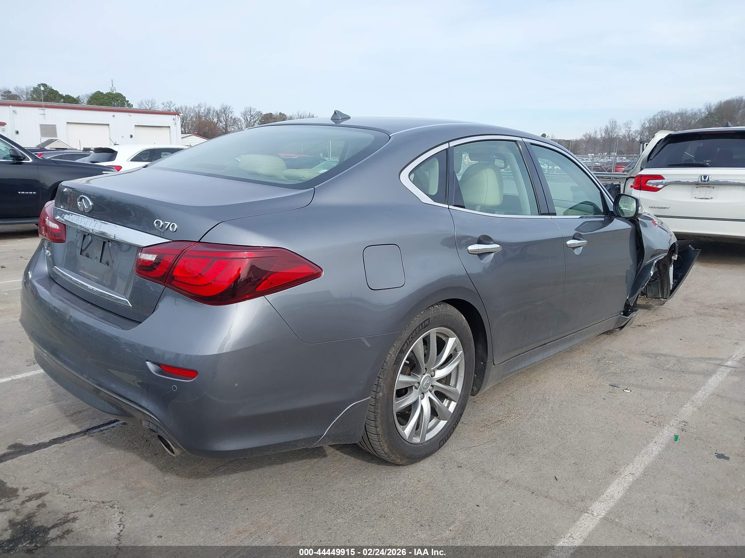 INFINITI Q70 image 4