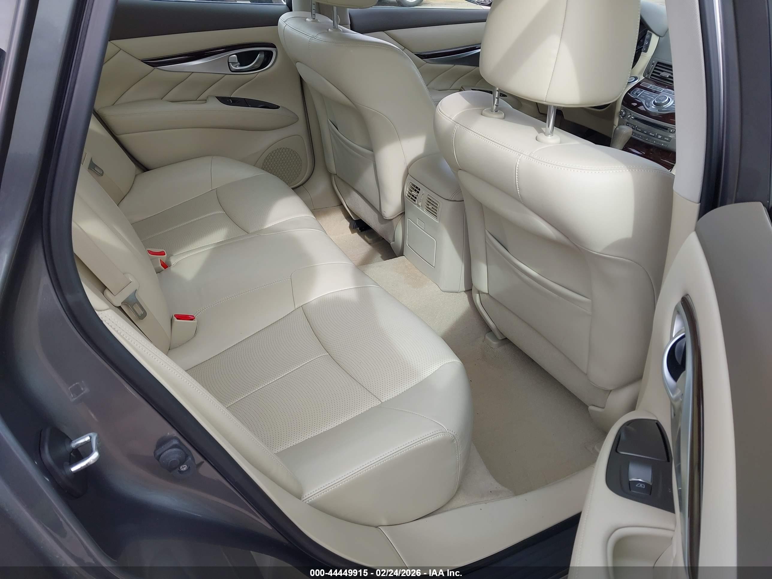 INFINITI Q70 image 8