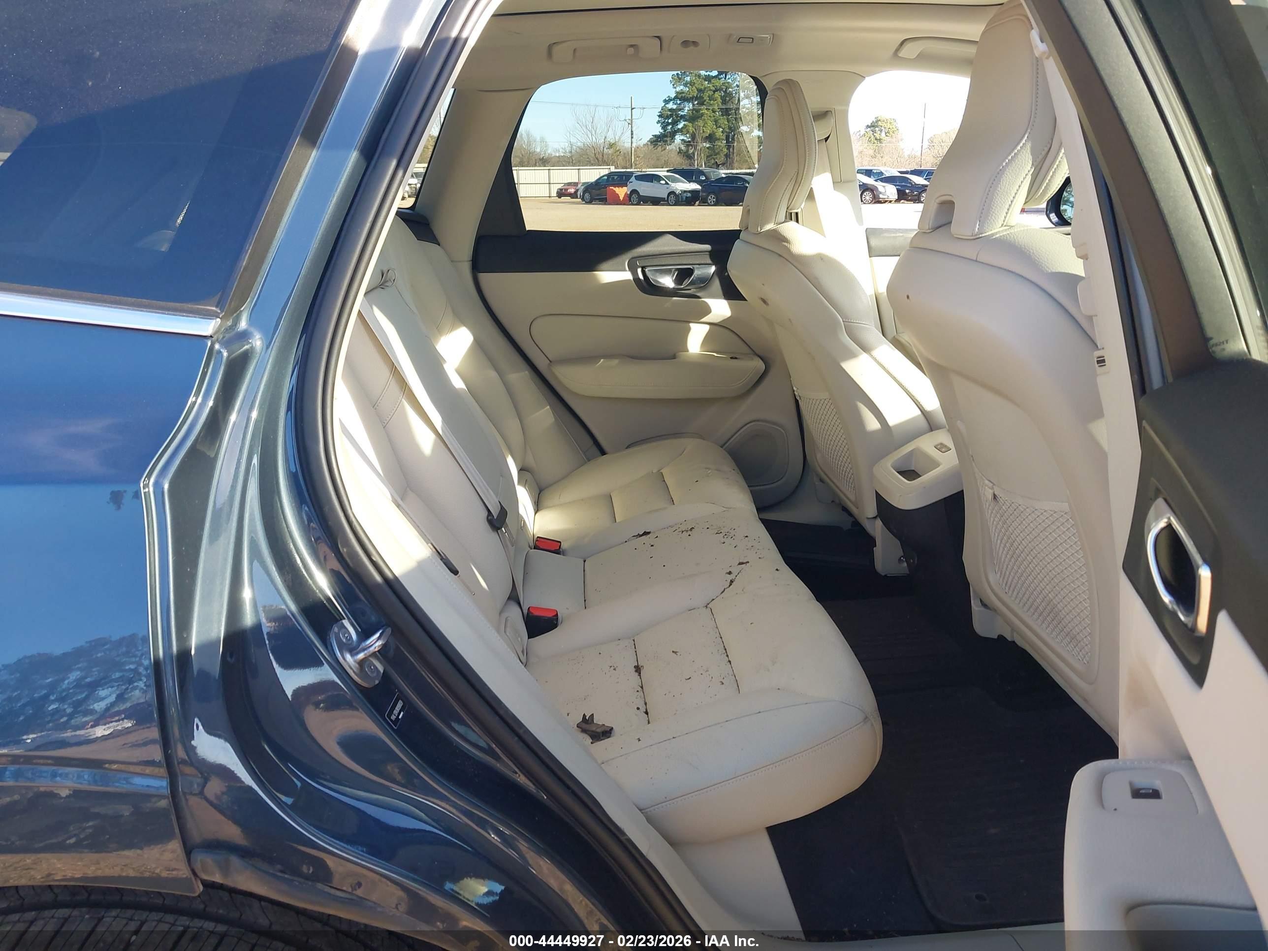 VOLVO XC60 image 8