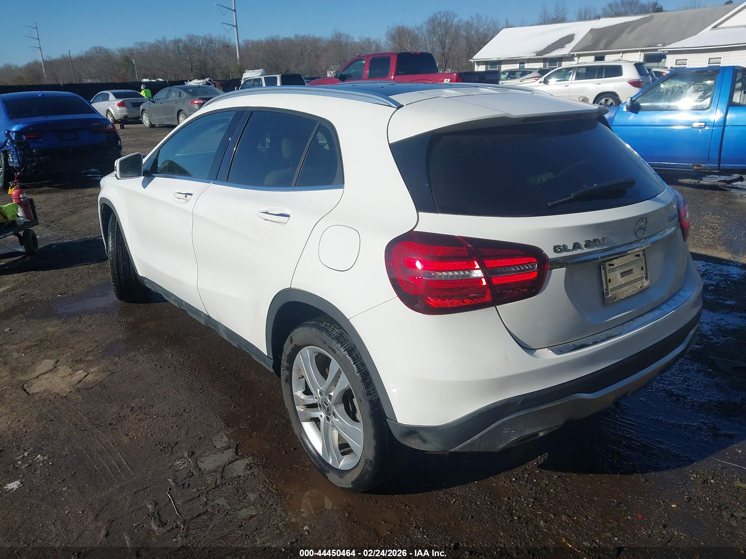 MERCEDES-BENZ GLA image 3