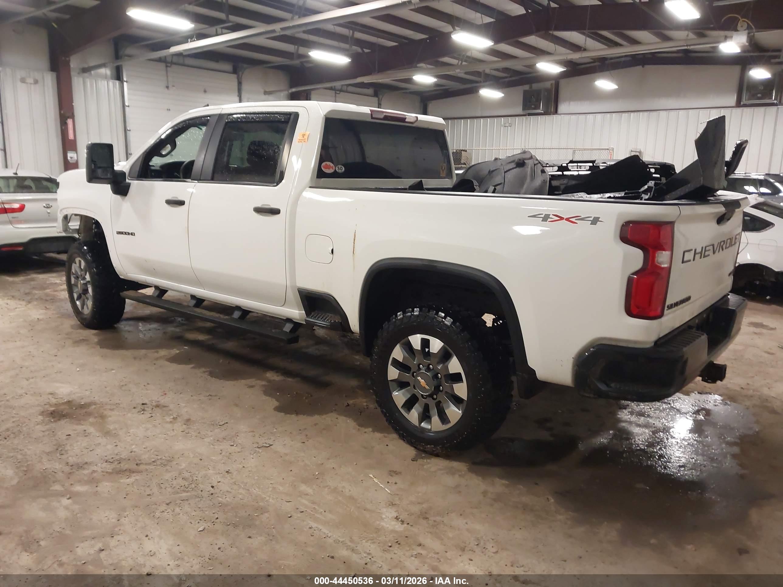 CHEVROLET SILVERADO image 3