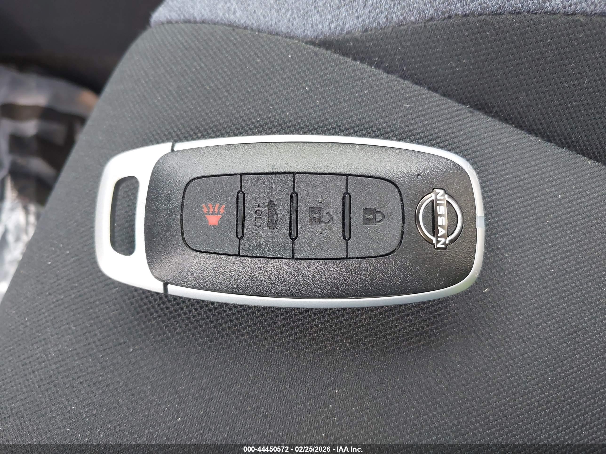 NISSAN VERSA image 11
