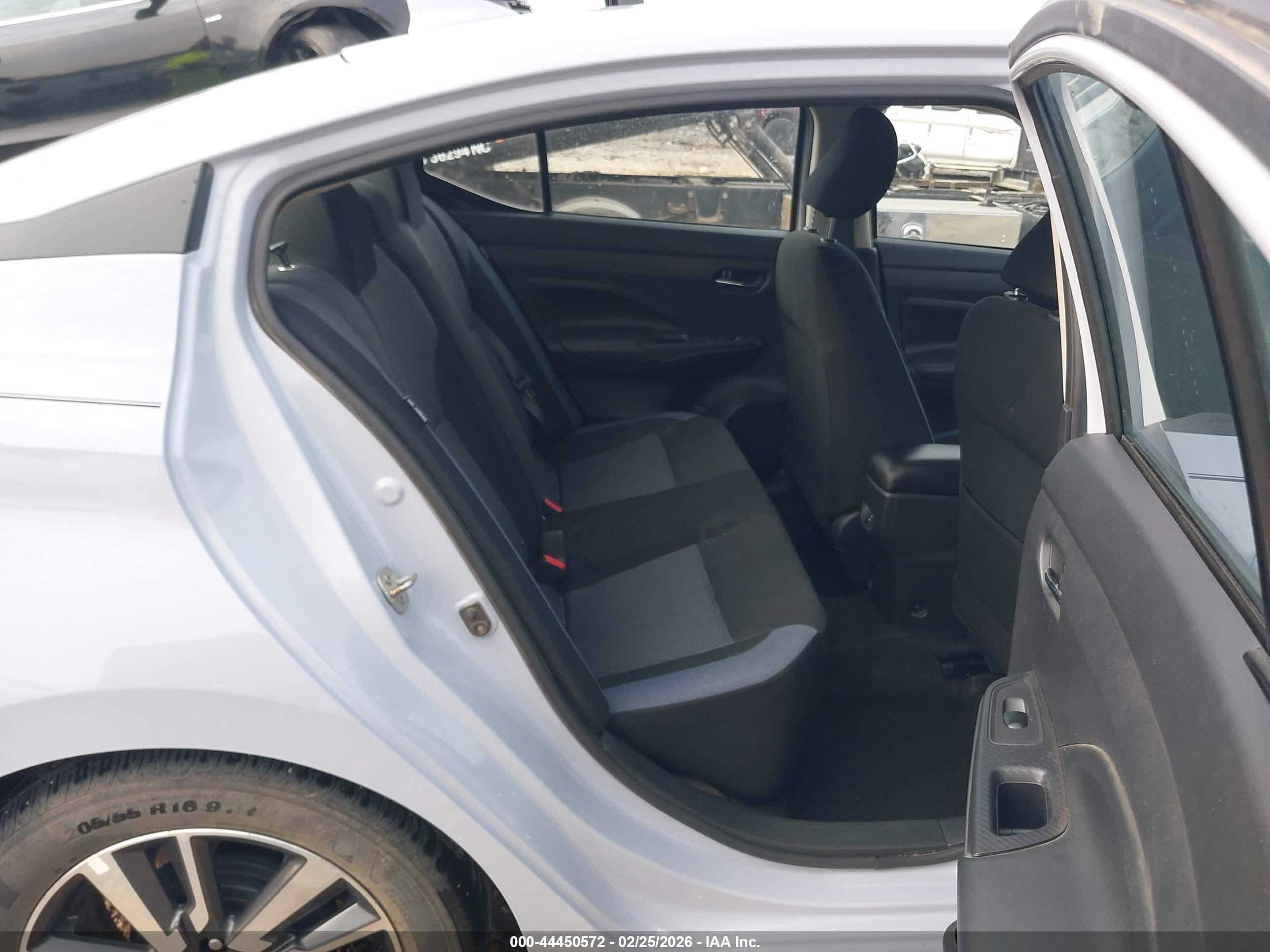 NISSAN VERSA image 8