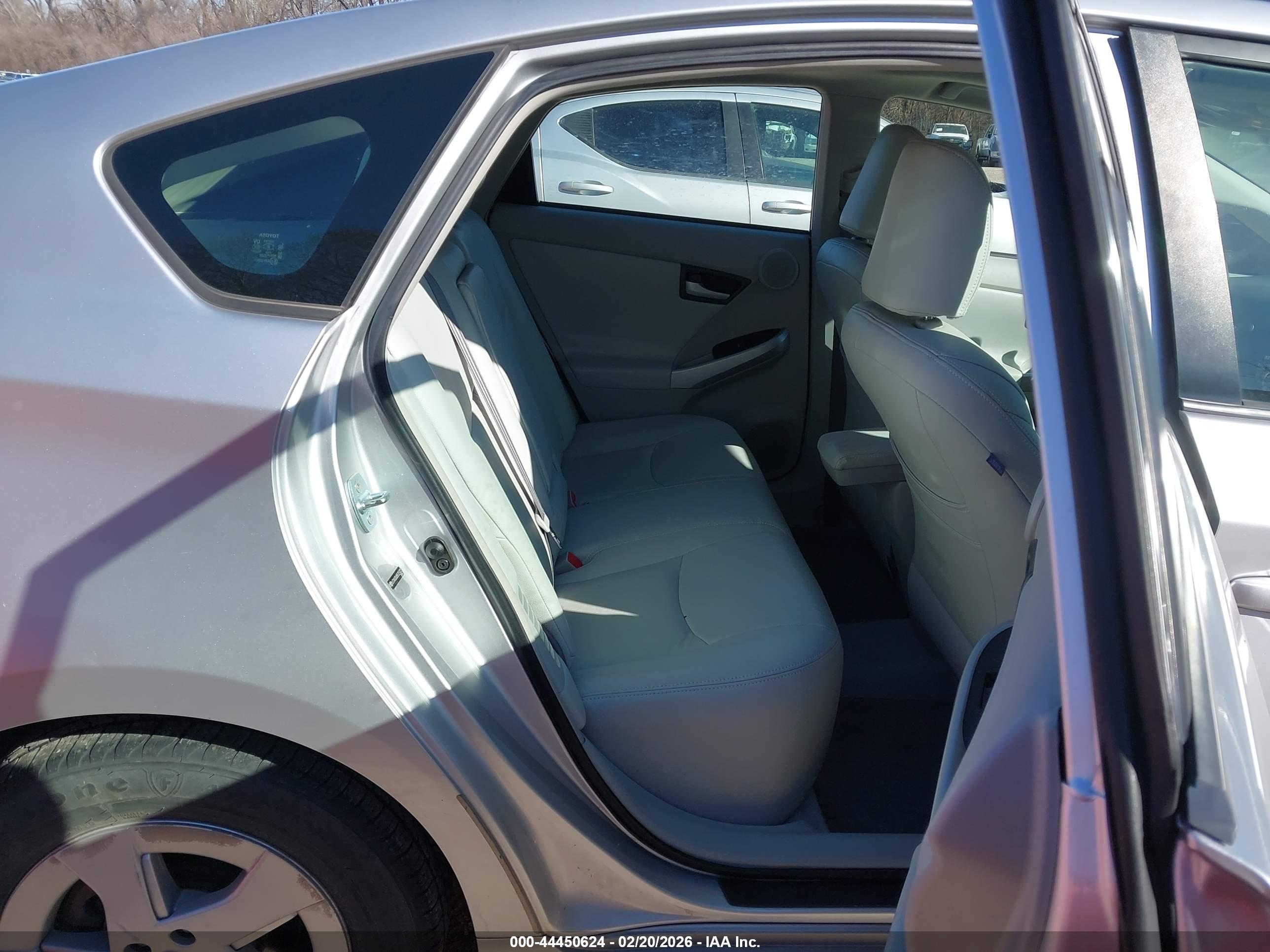 TOYOTA PRIUS image 8