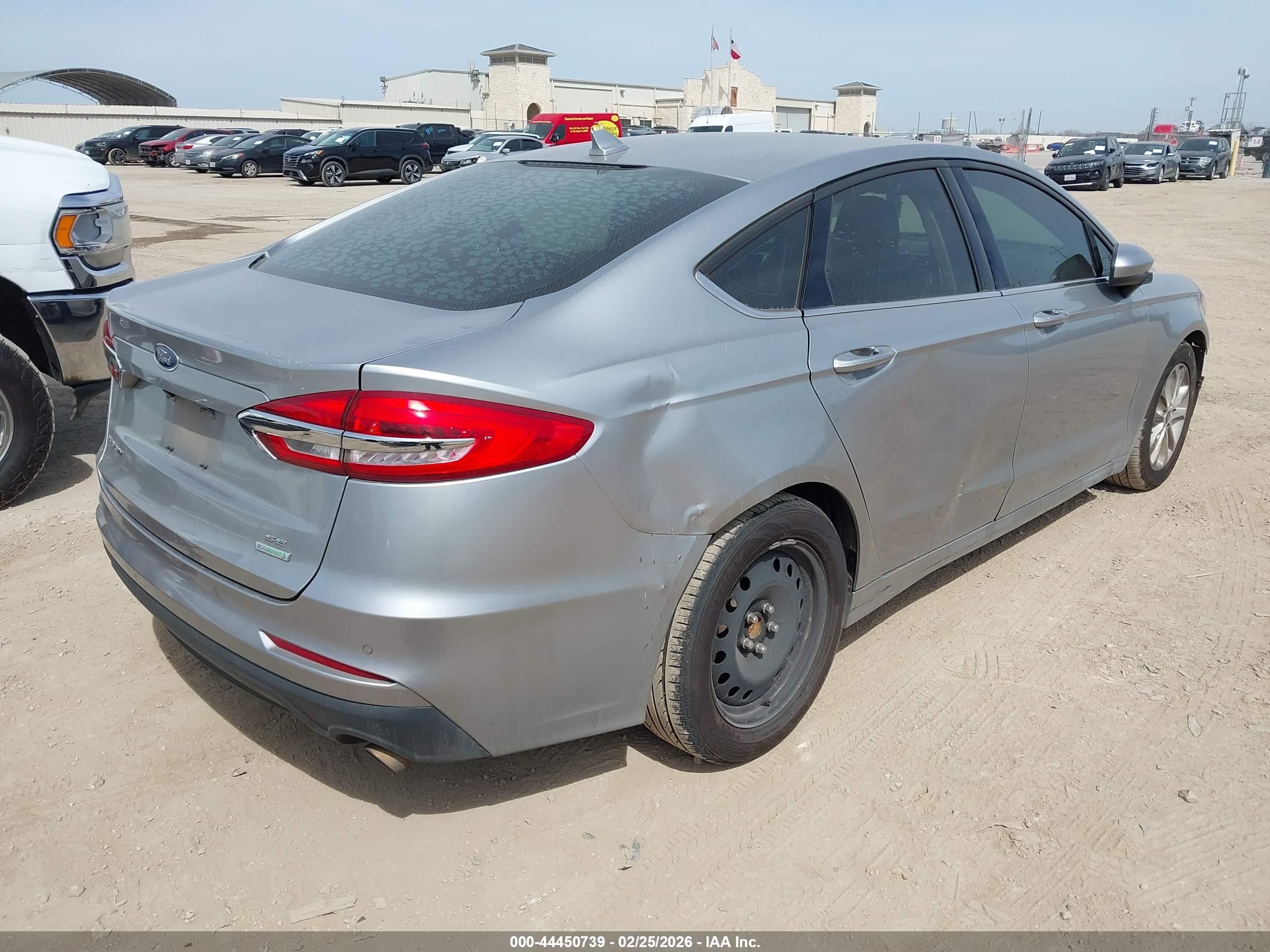 FORD FUSION image 4