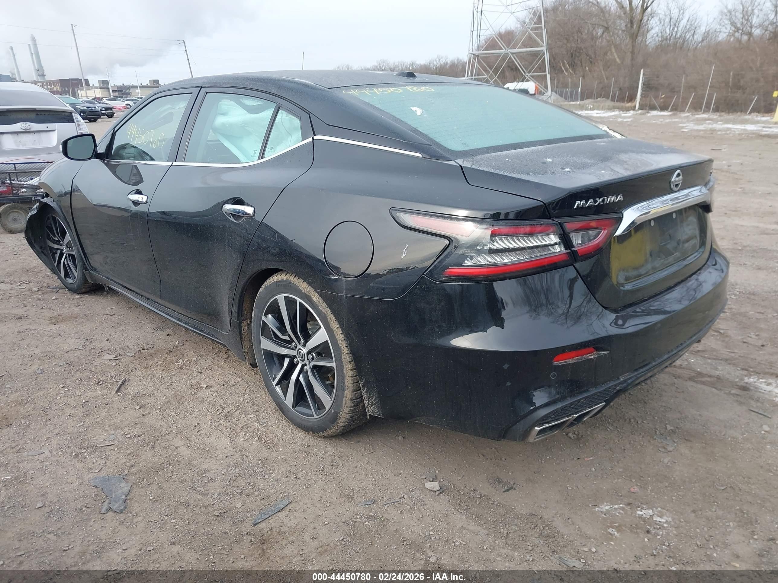 NISSAN MAXIMA image 3
