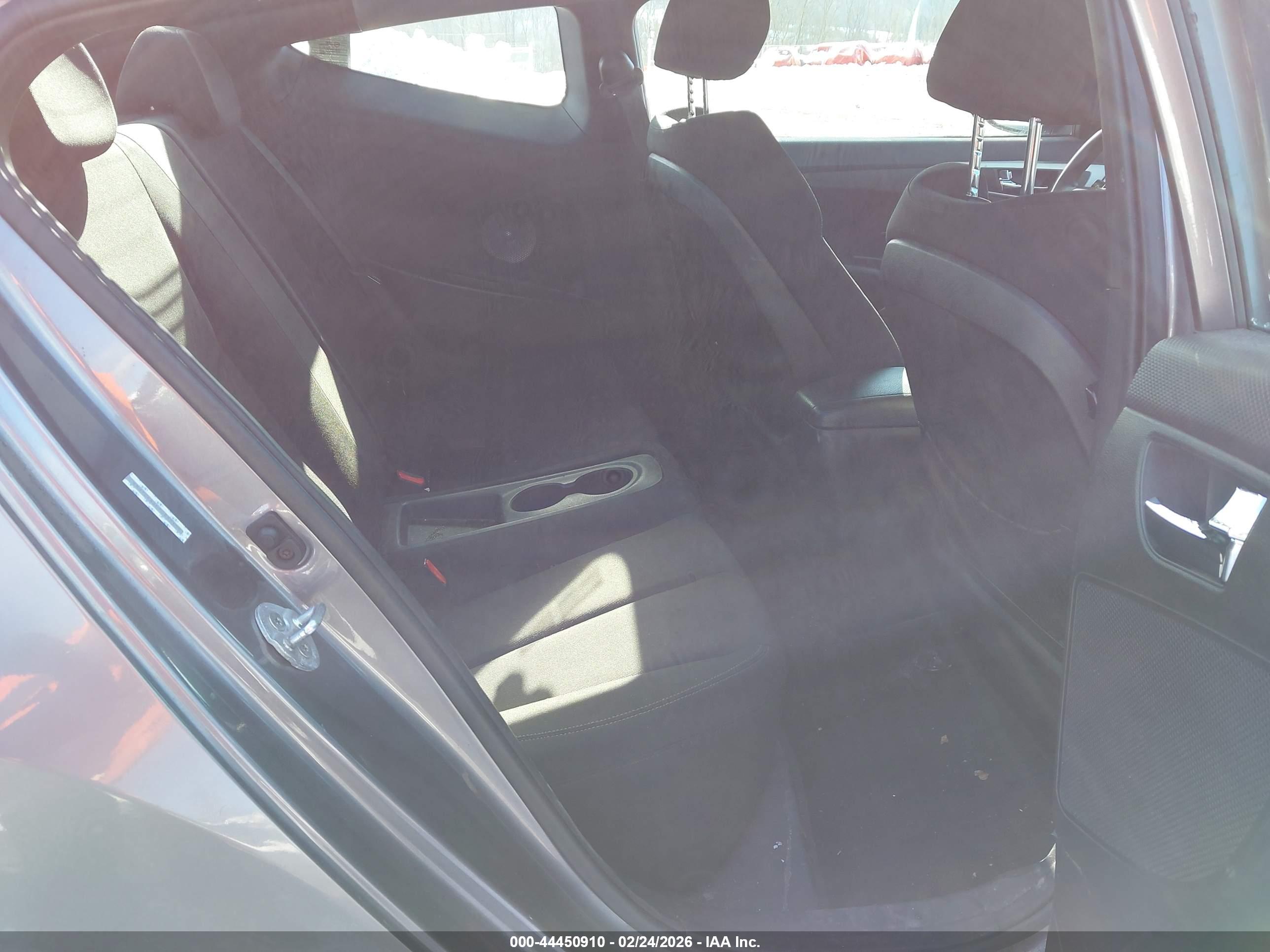HYUNDAI VELOSTER image 8