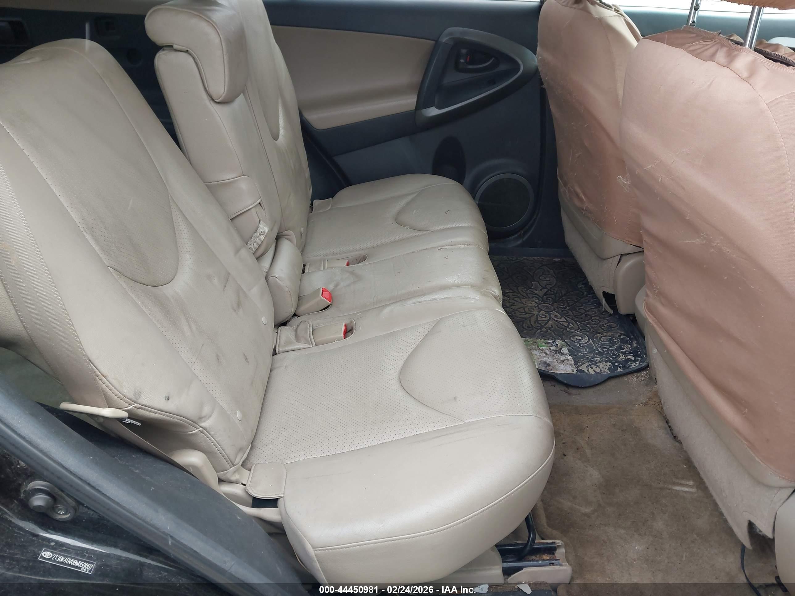 TOYOTA RAV4 image 8