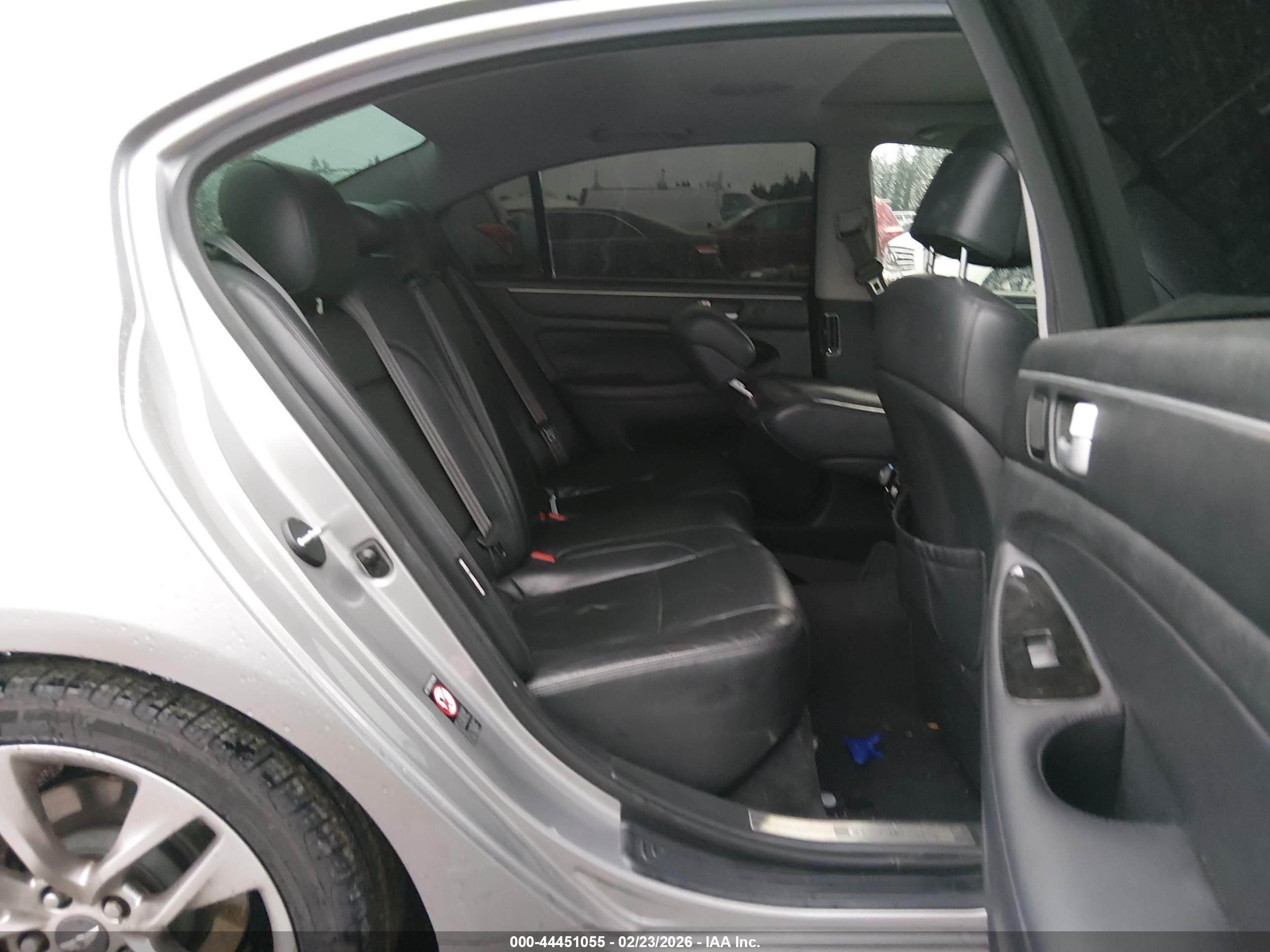 HYUNDAI GENESIS image 8