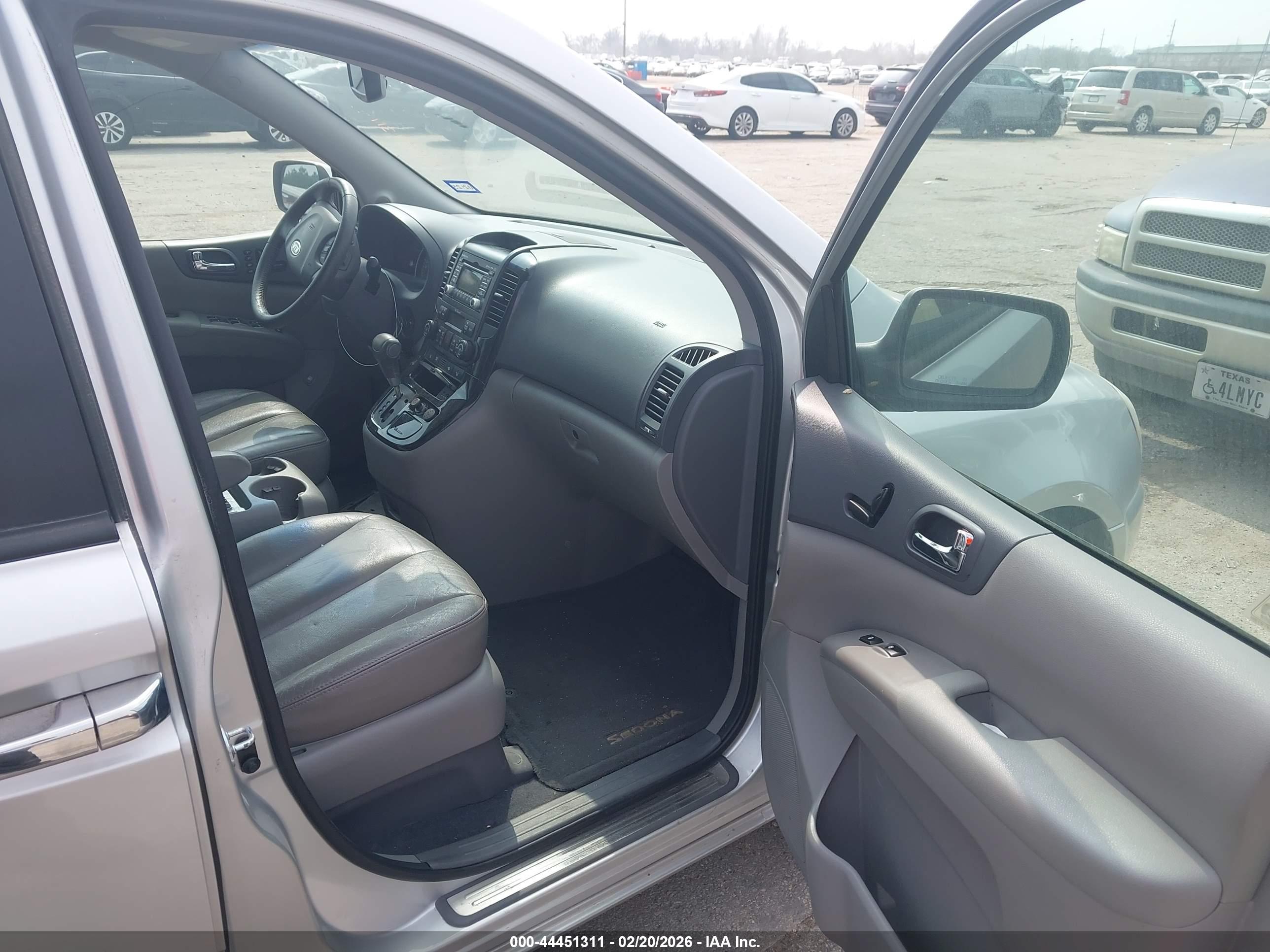 KIA SEDONA image 5