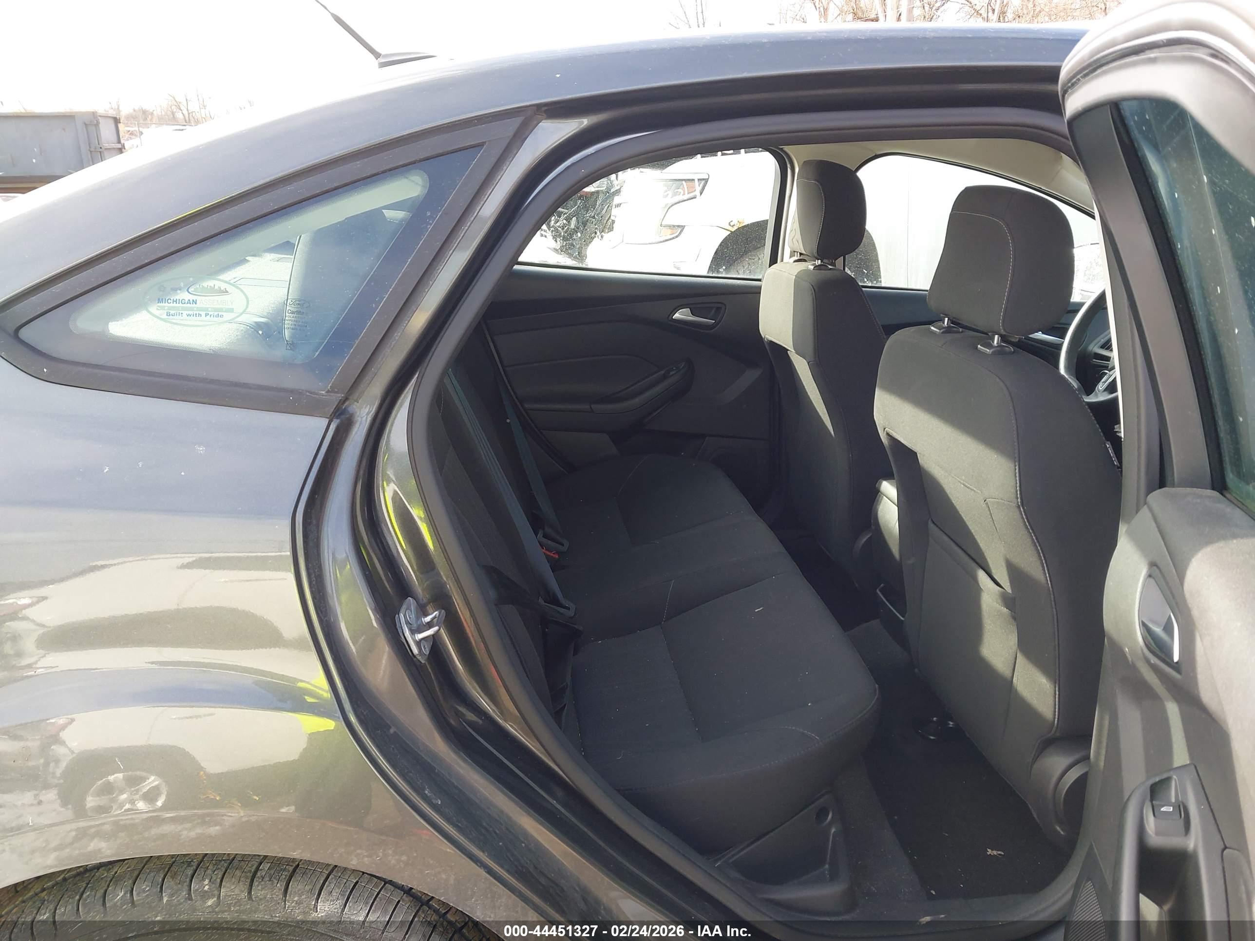 FORD FOCUS image 8
