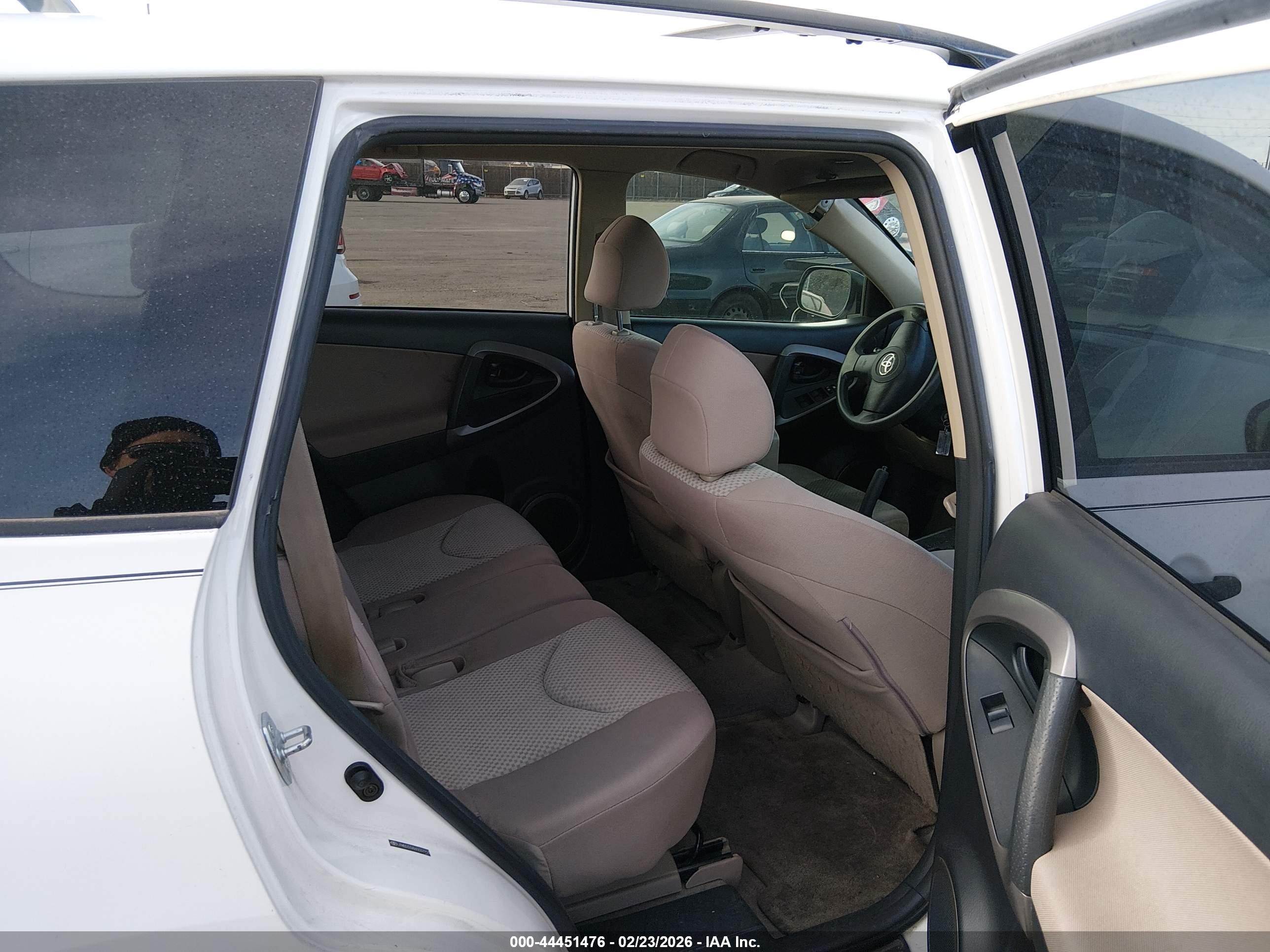 TOYOTA RAV4 image 8
