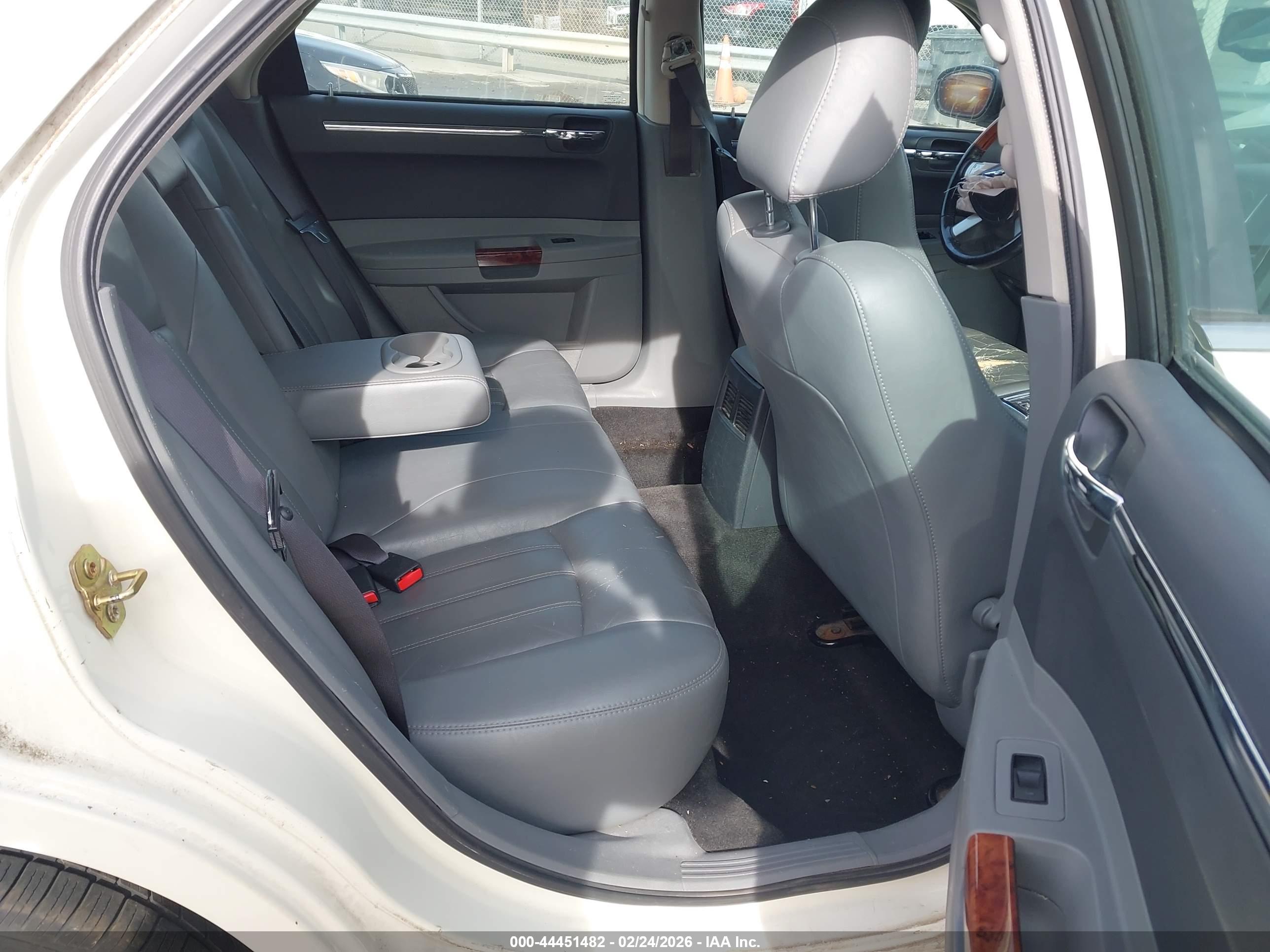 CHRYSLER 300C image 8