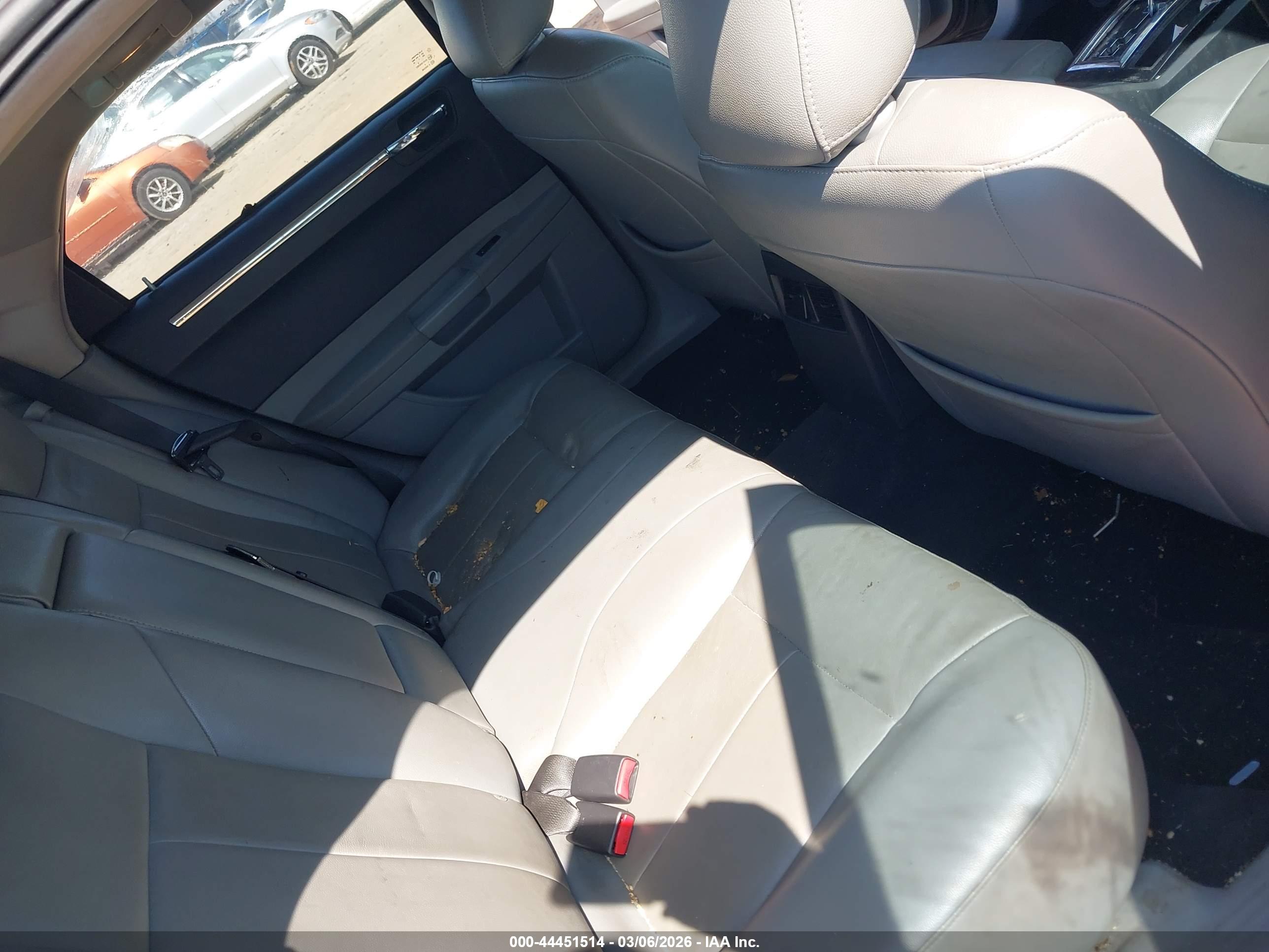 CHRYSLER 300 image 8