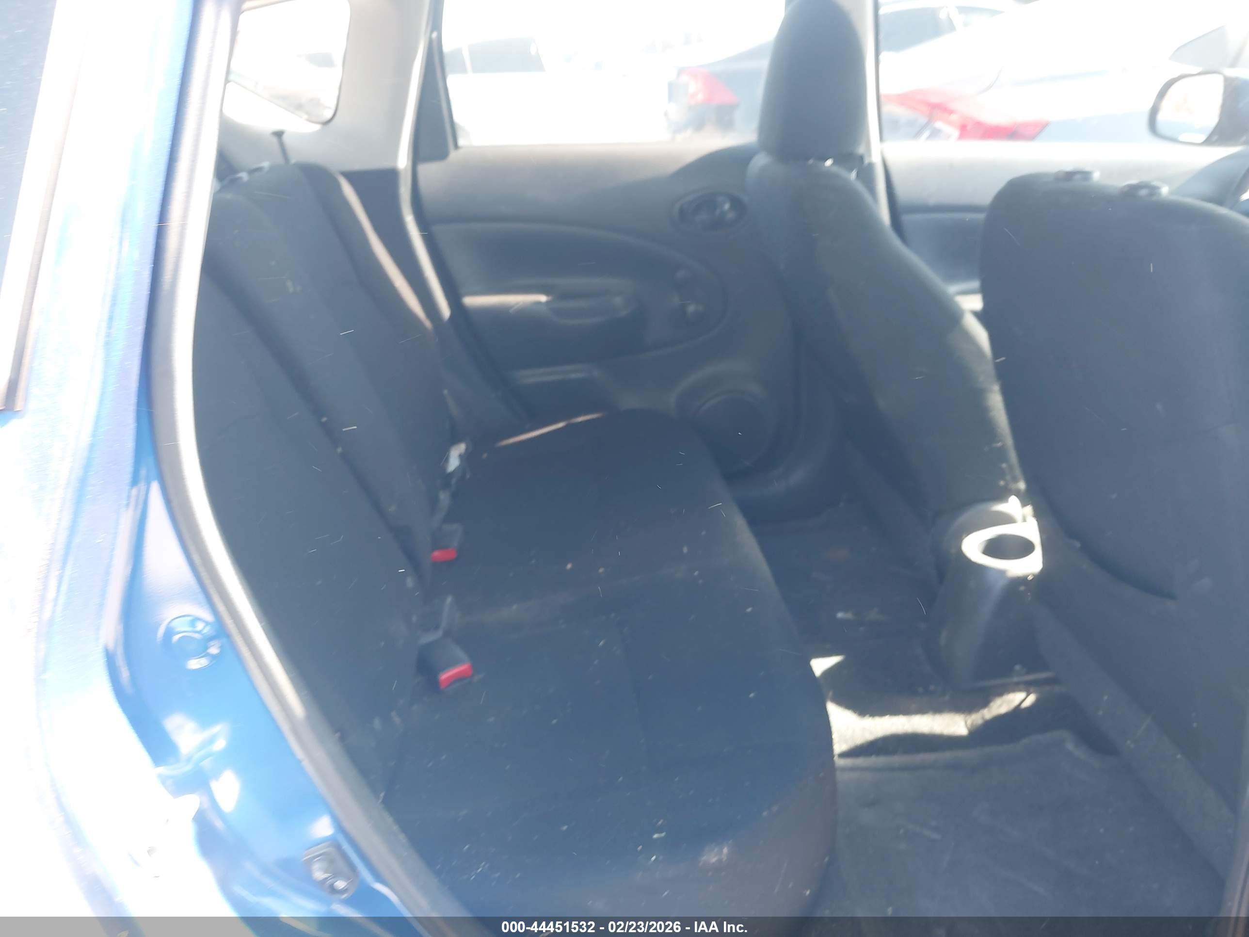 NISSAN VERSA image 8