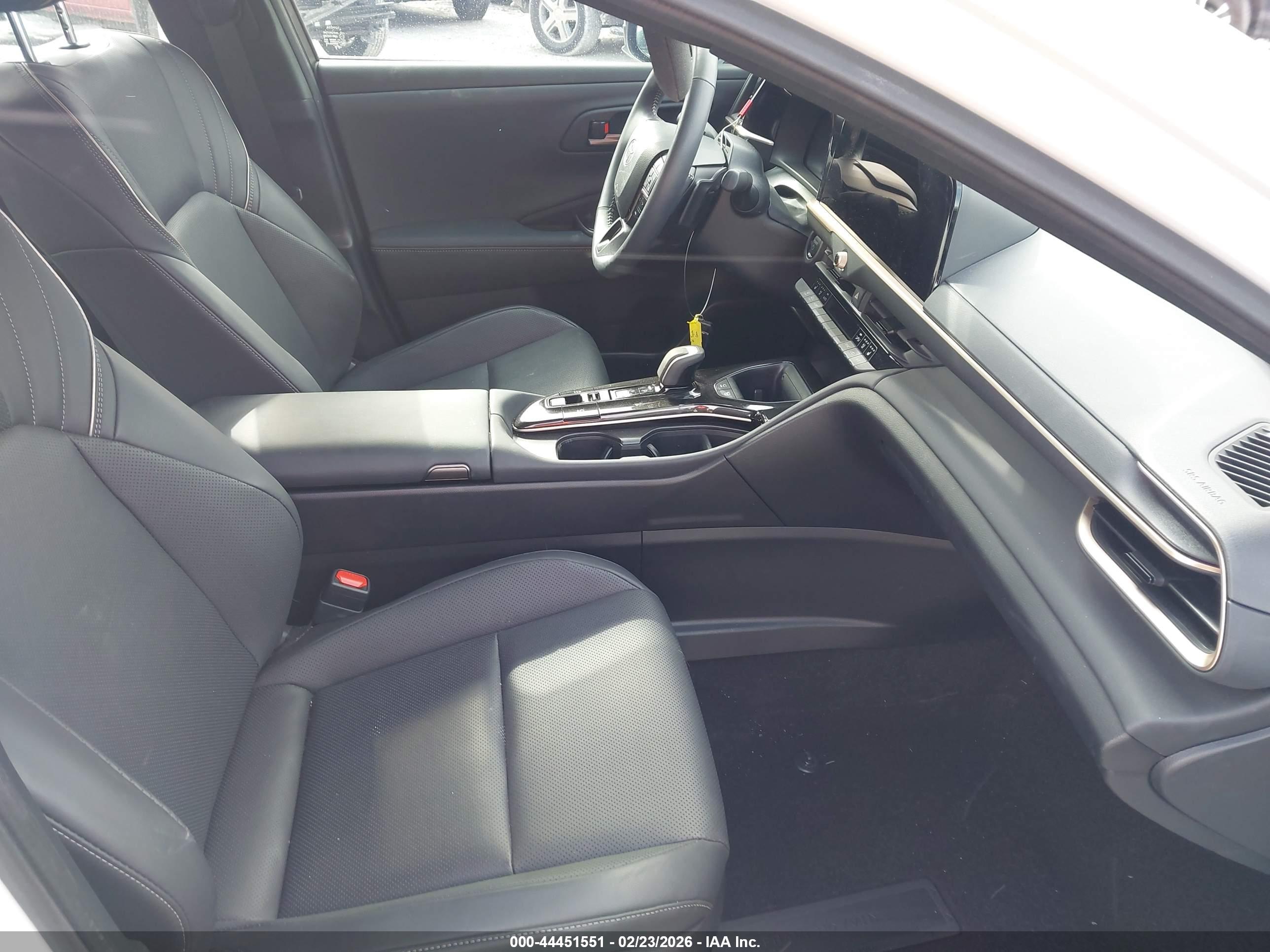 TOYOTA CROWN image 5