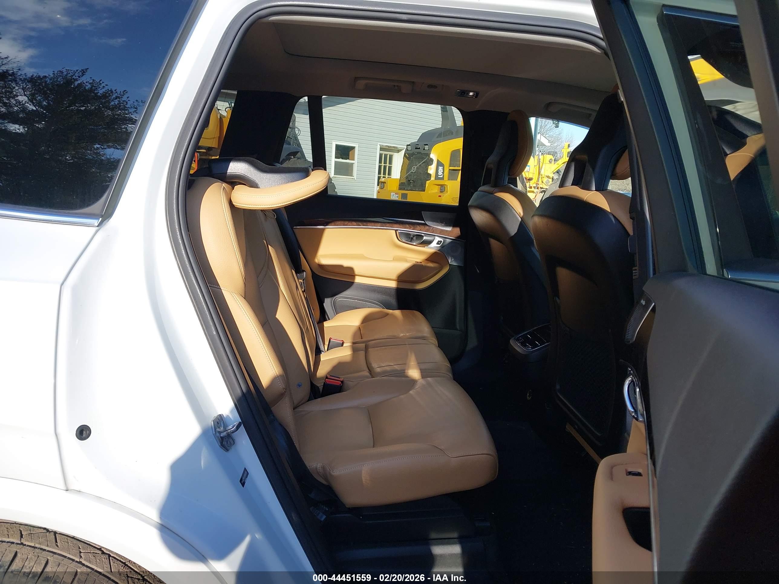 VOLVO XC90 image 8