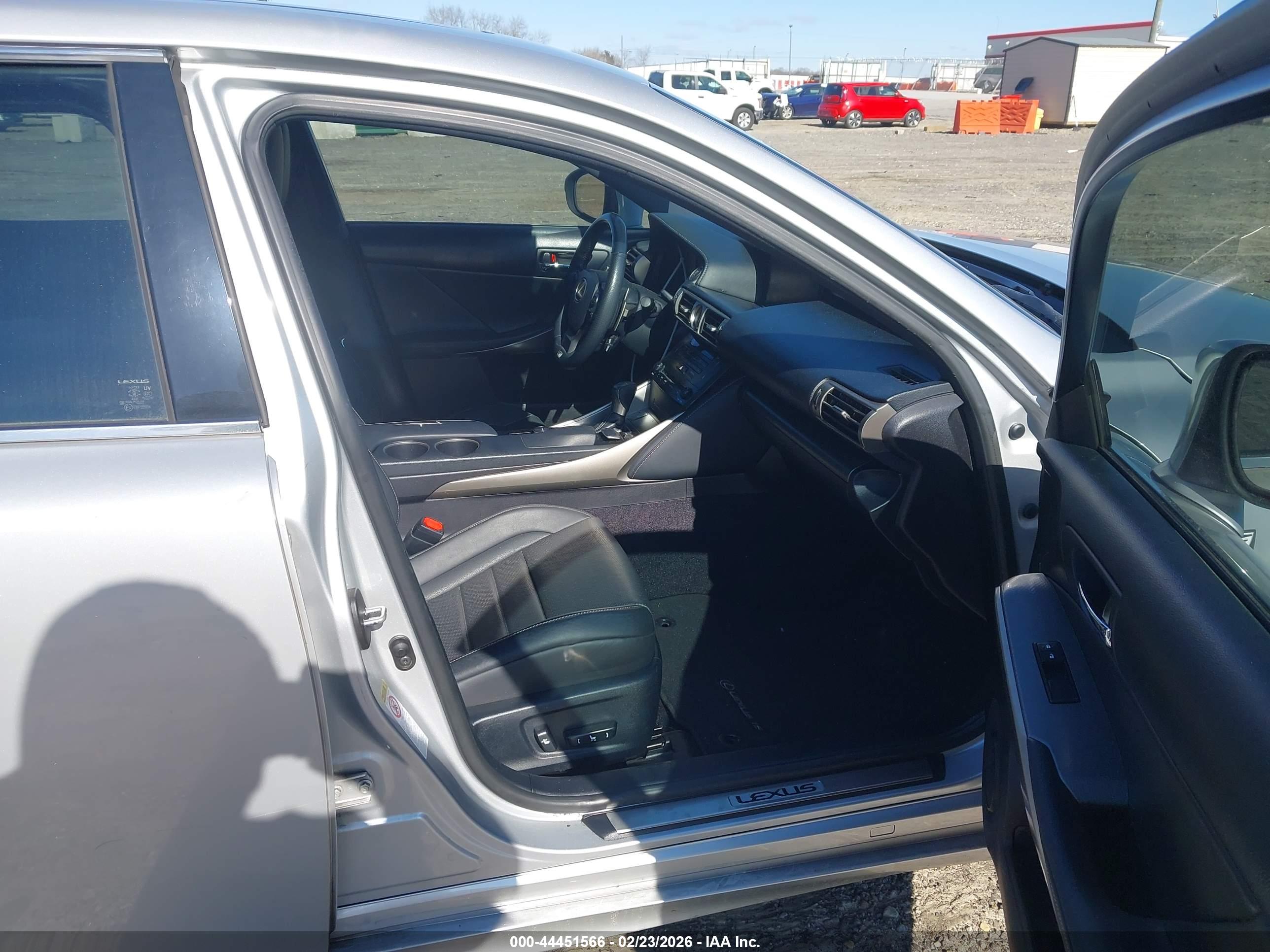 LEXUS IS image 5