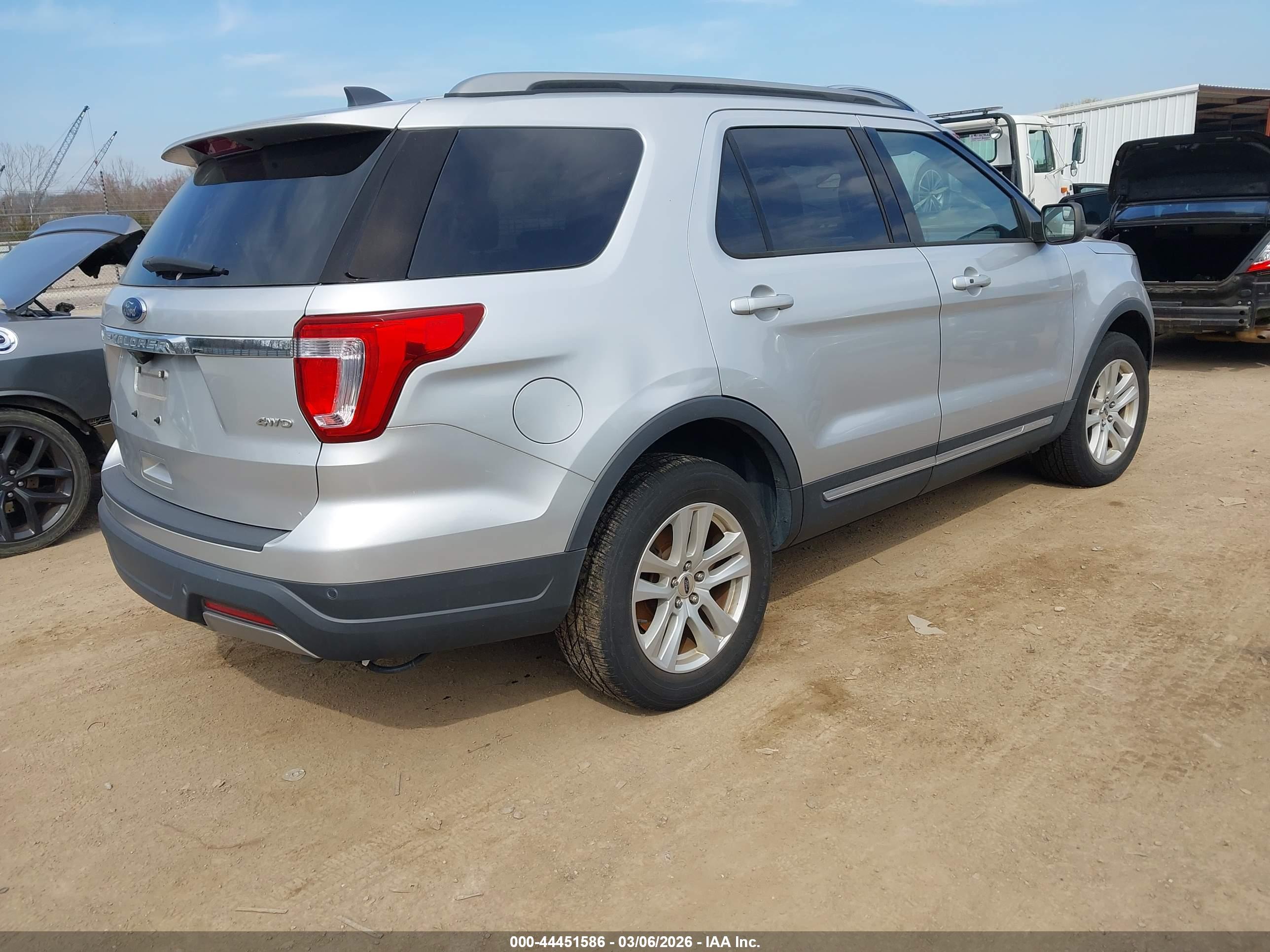 FORD EXPLORER image 4