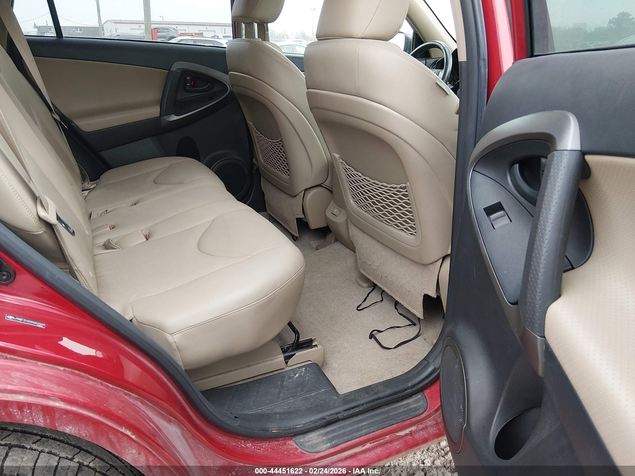TOYOTA RAV4 image 8