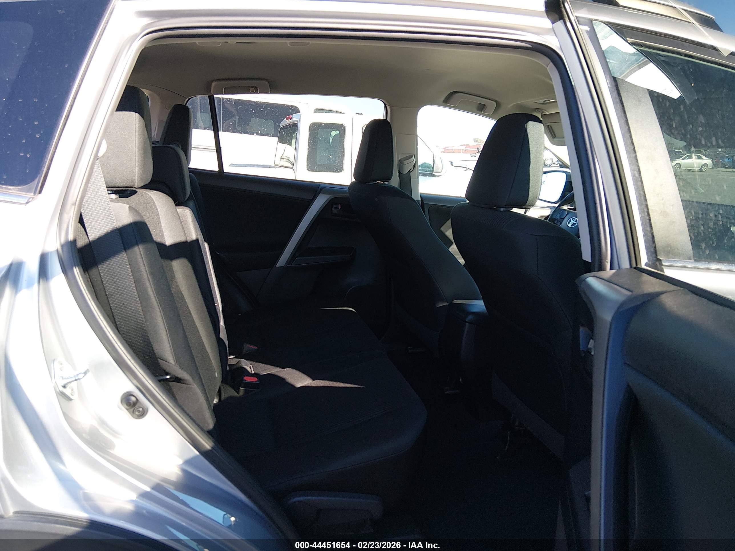 TOYOTA RAV4 image 8