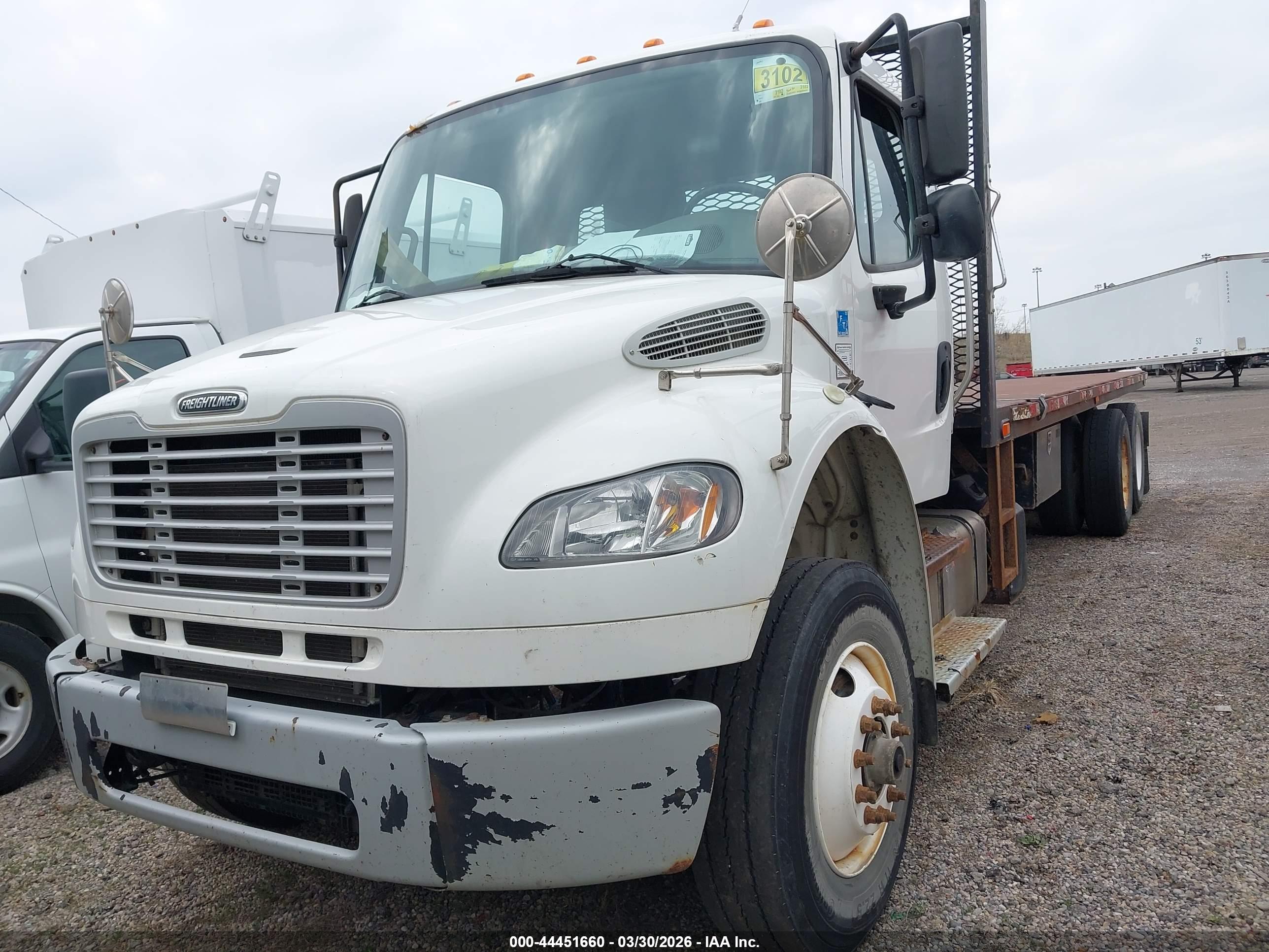 FREIGHTLINER M2 image 2