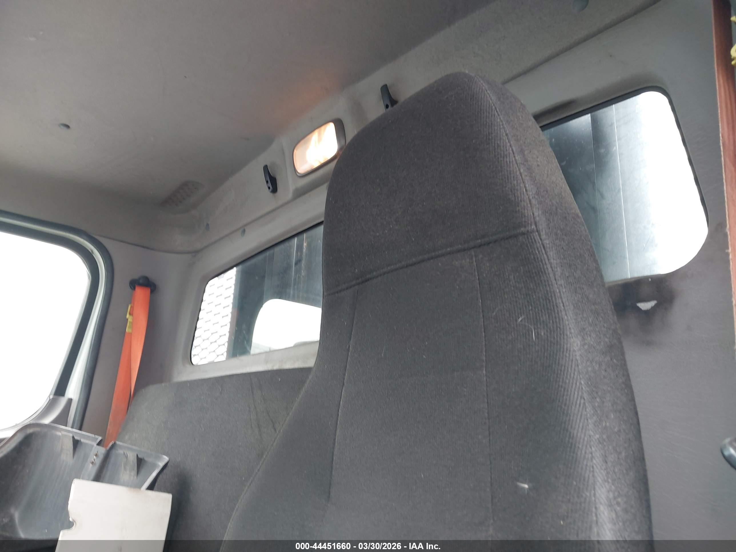 FREIGHTLINER M2 image 8