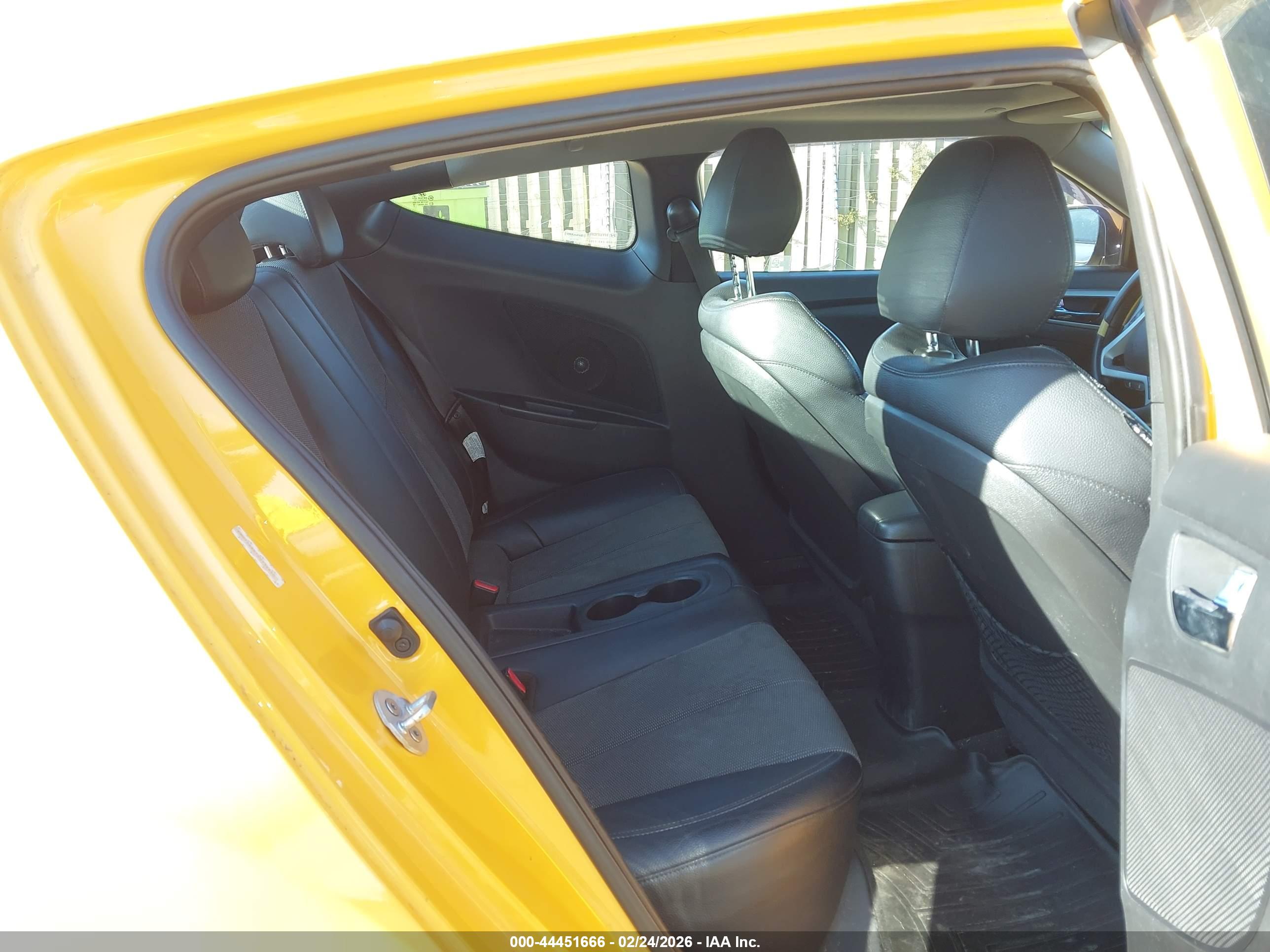 HYUNDAI VELOSTER image 8