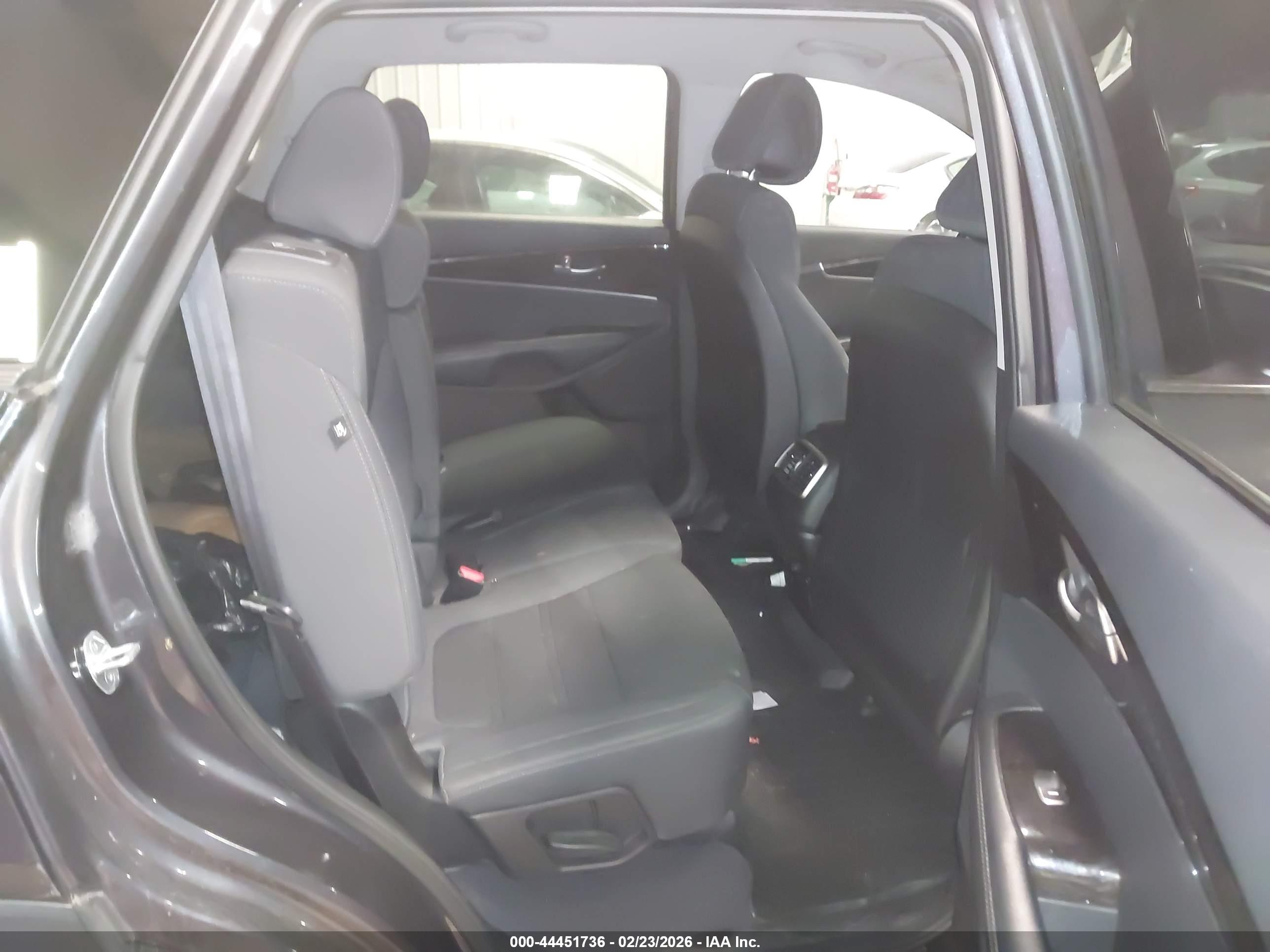 KIA SORENTO image 8