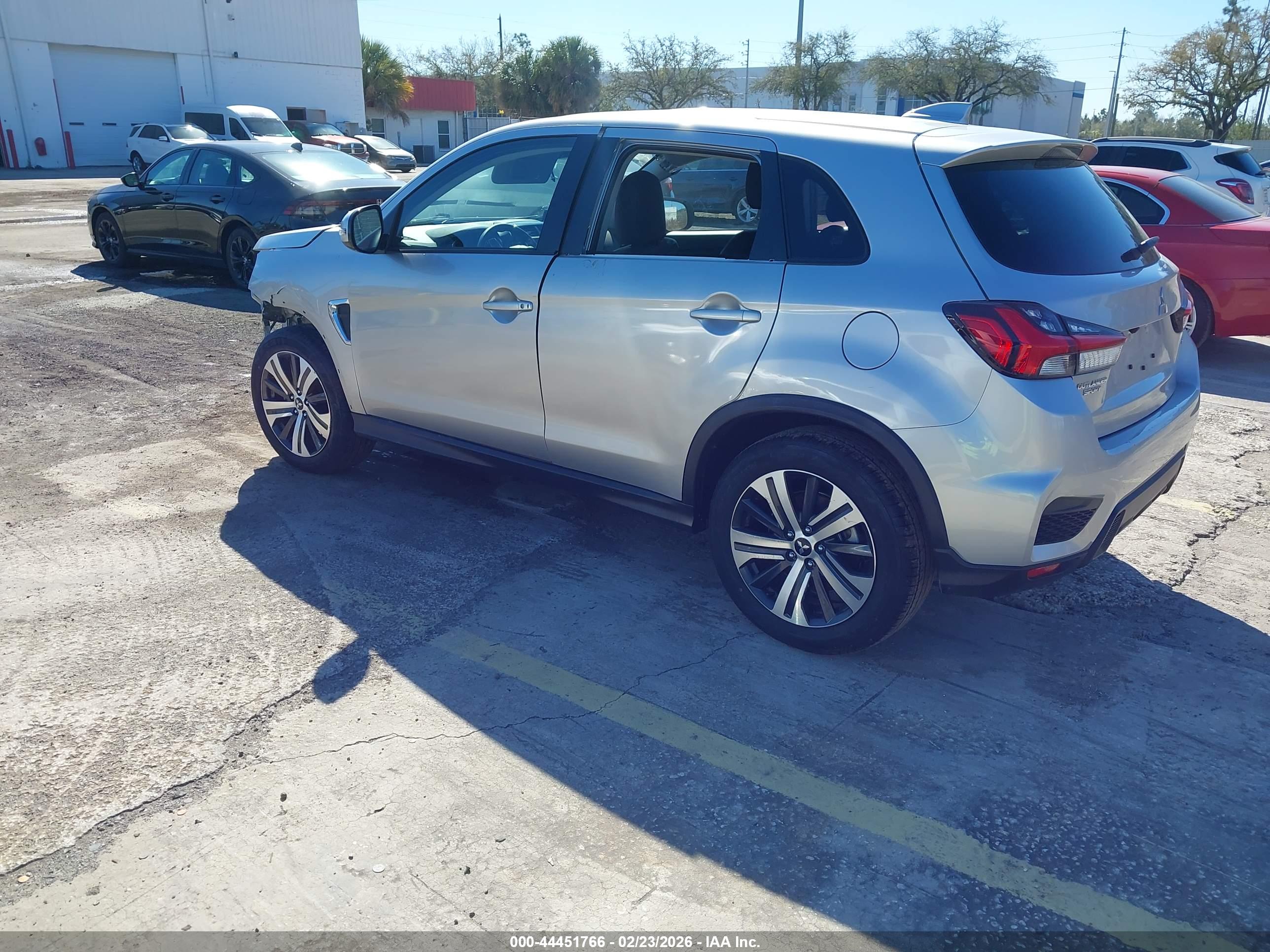 MITSUBISHI OUTLANDER image 3