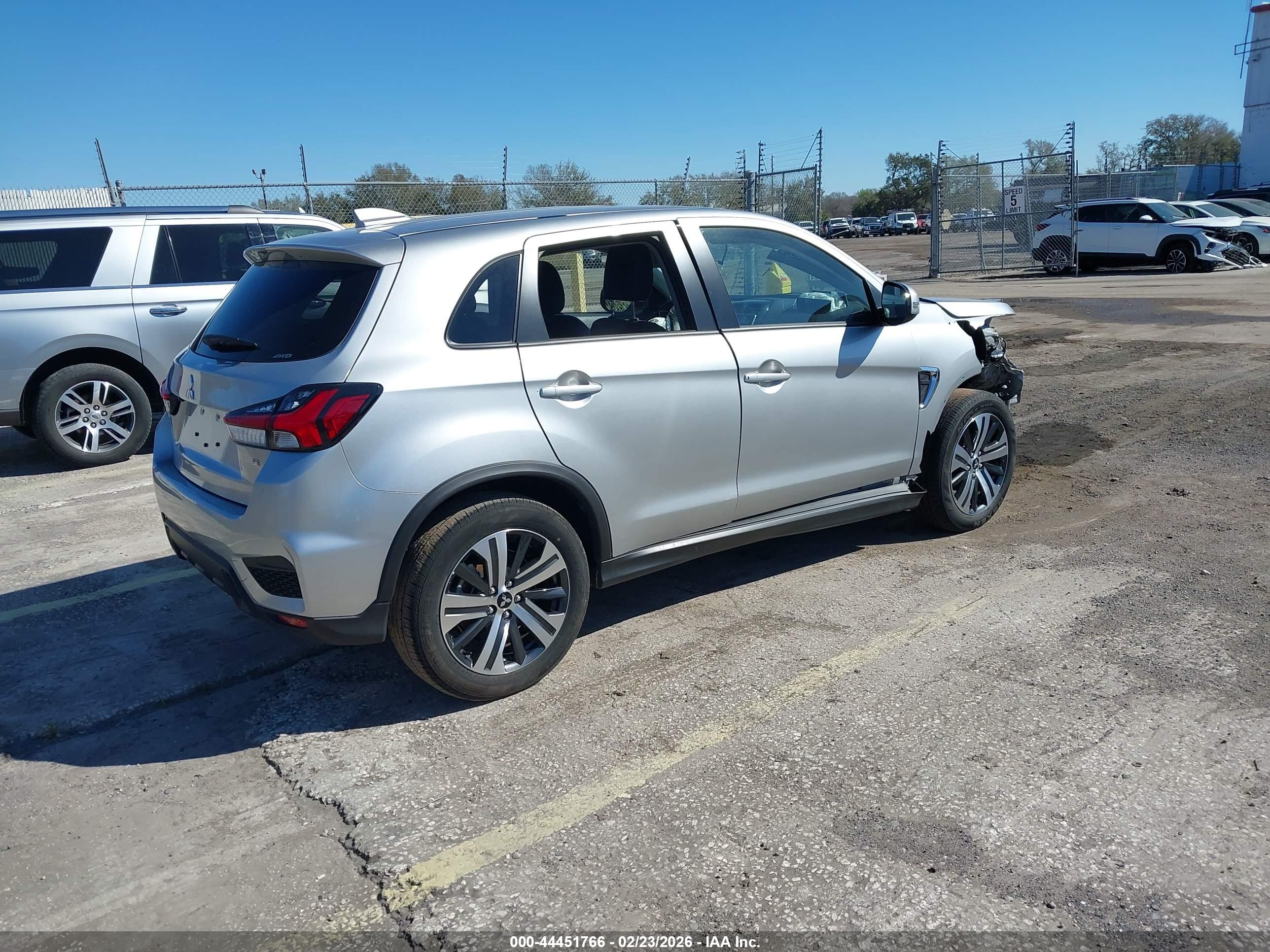 MITSUBISHI OUTLANDER image 4