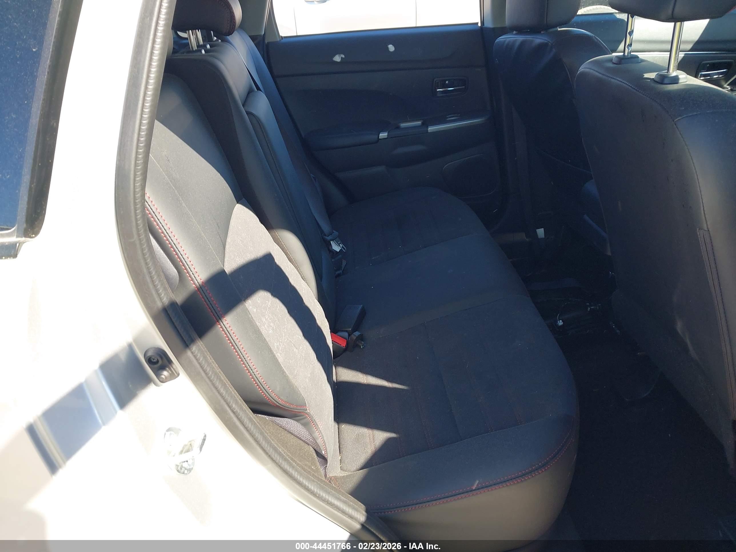 MITSUBISHI OUTLANDER image 8