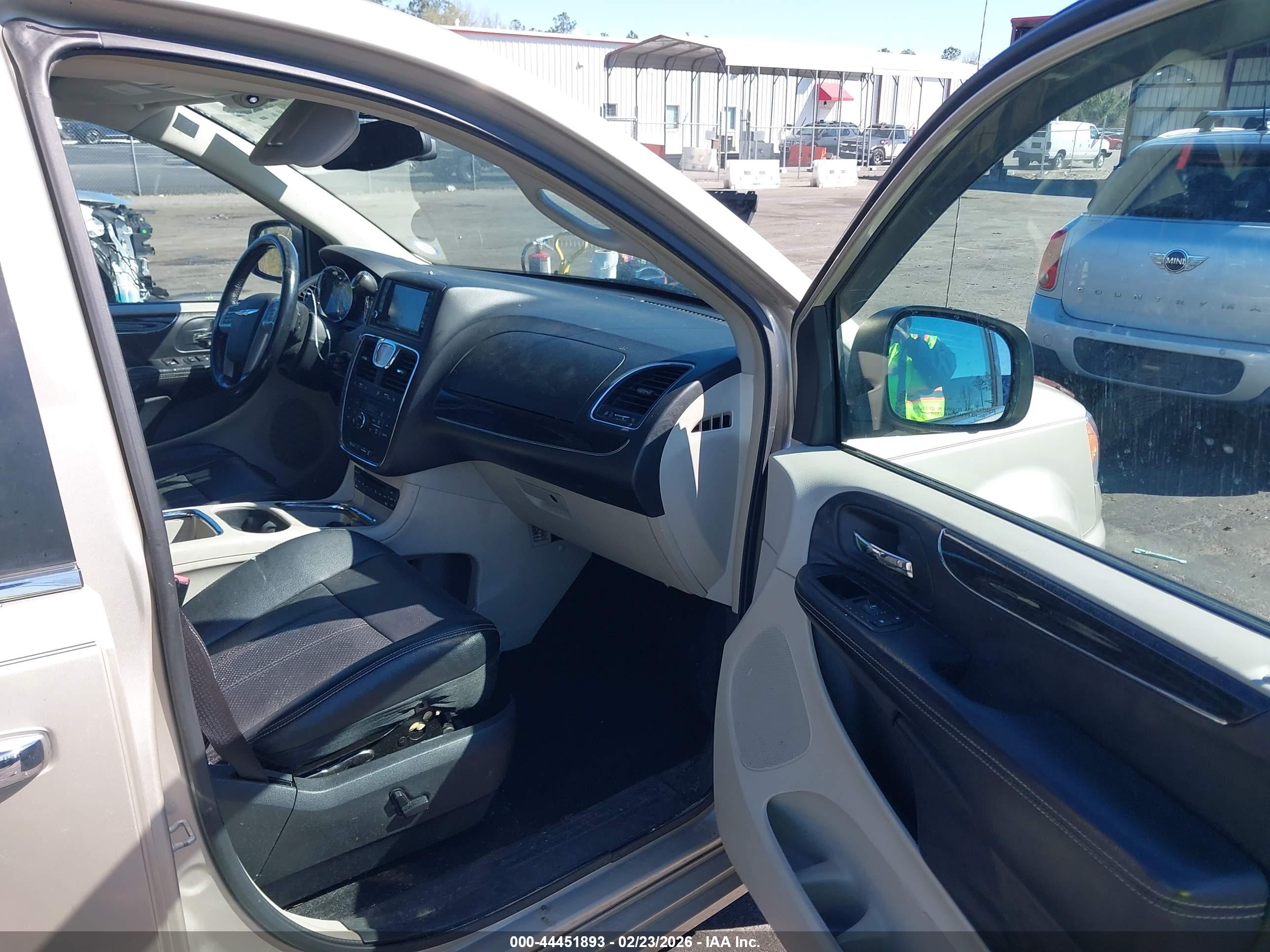 CHRYSLER TOWN image 5