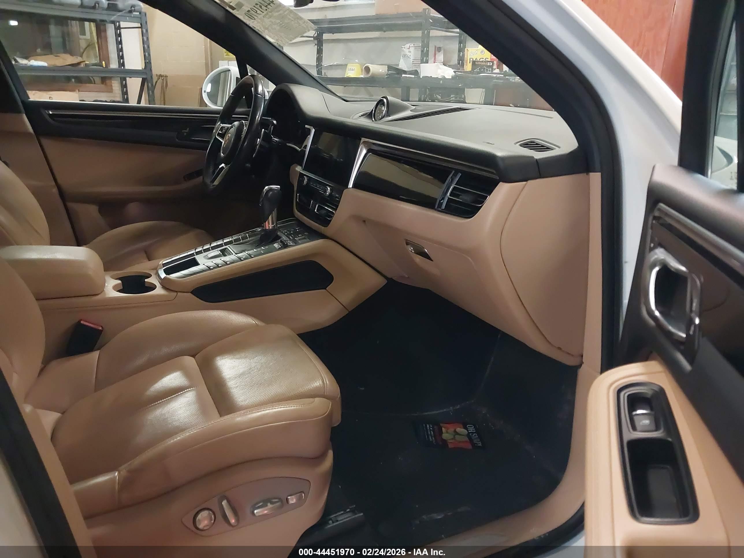 PORSCHE MACAN image 5