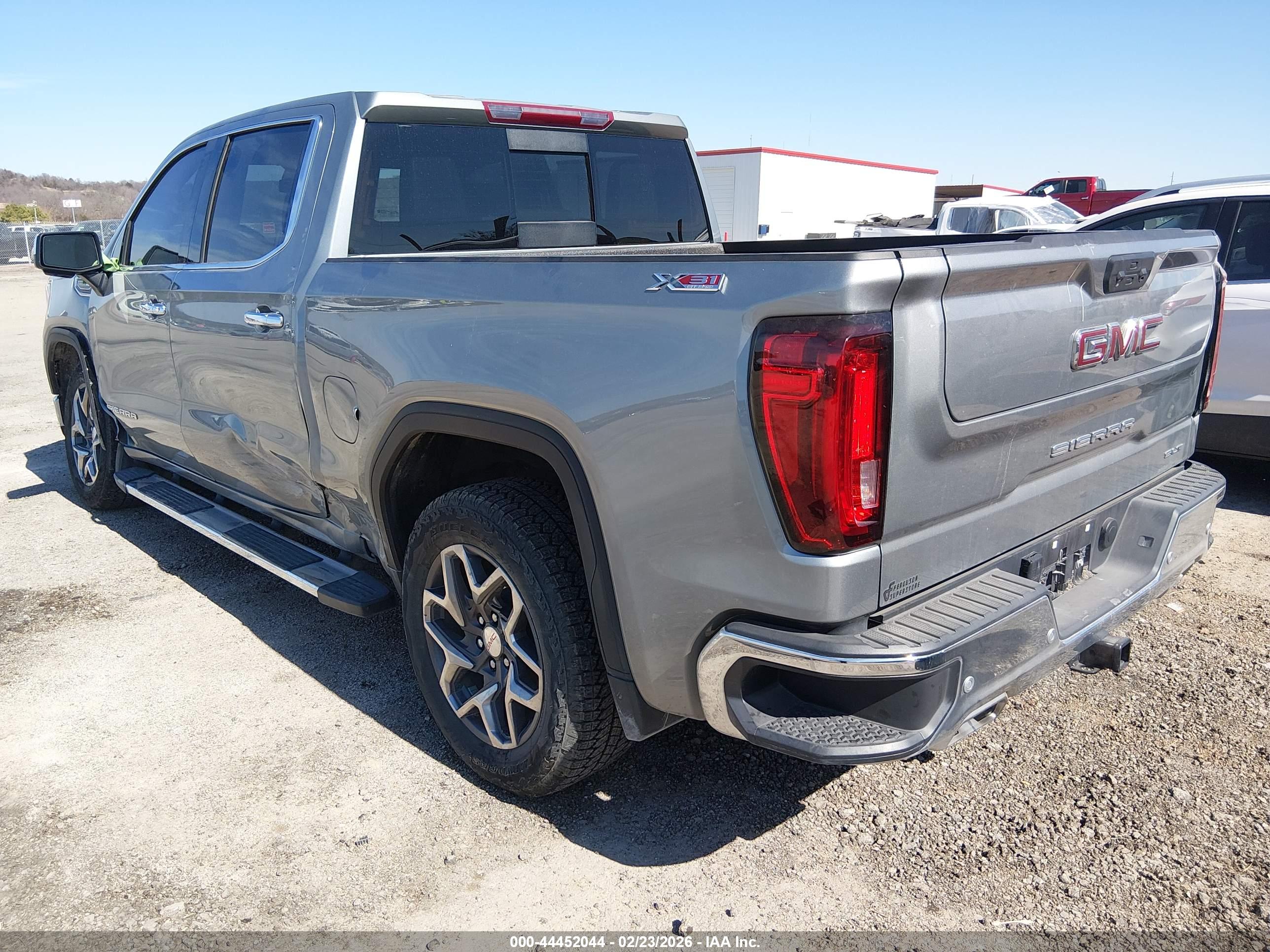 GMC SIERRA image 3