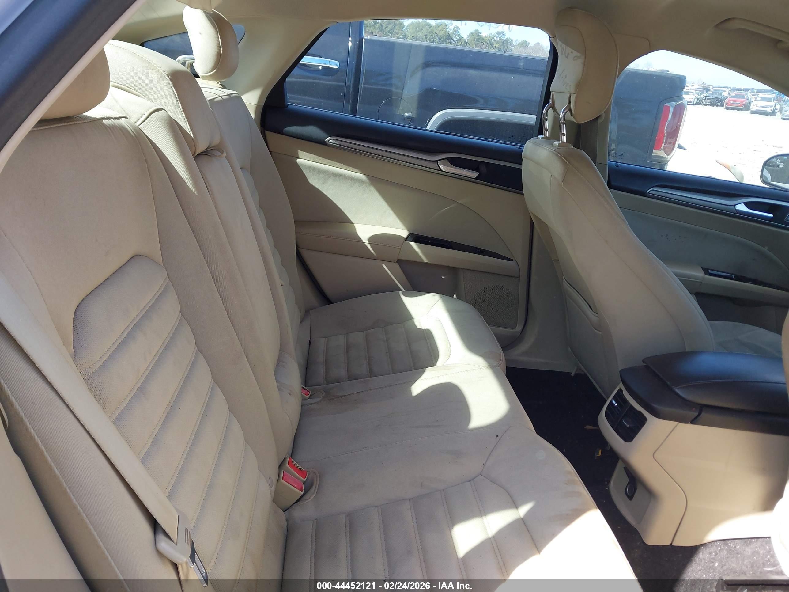 FORD FUSION image 8