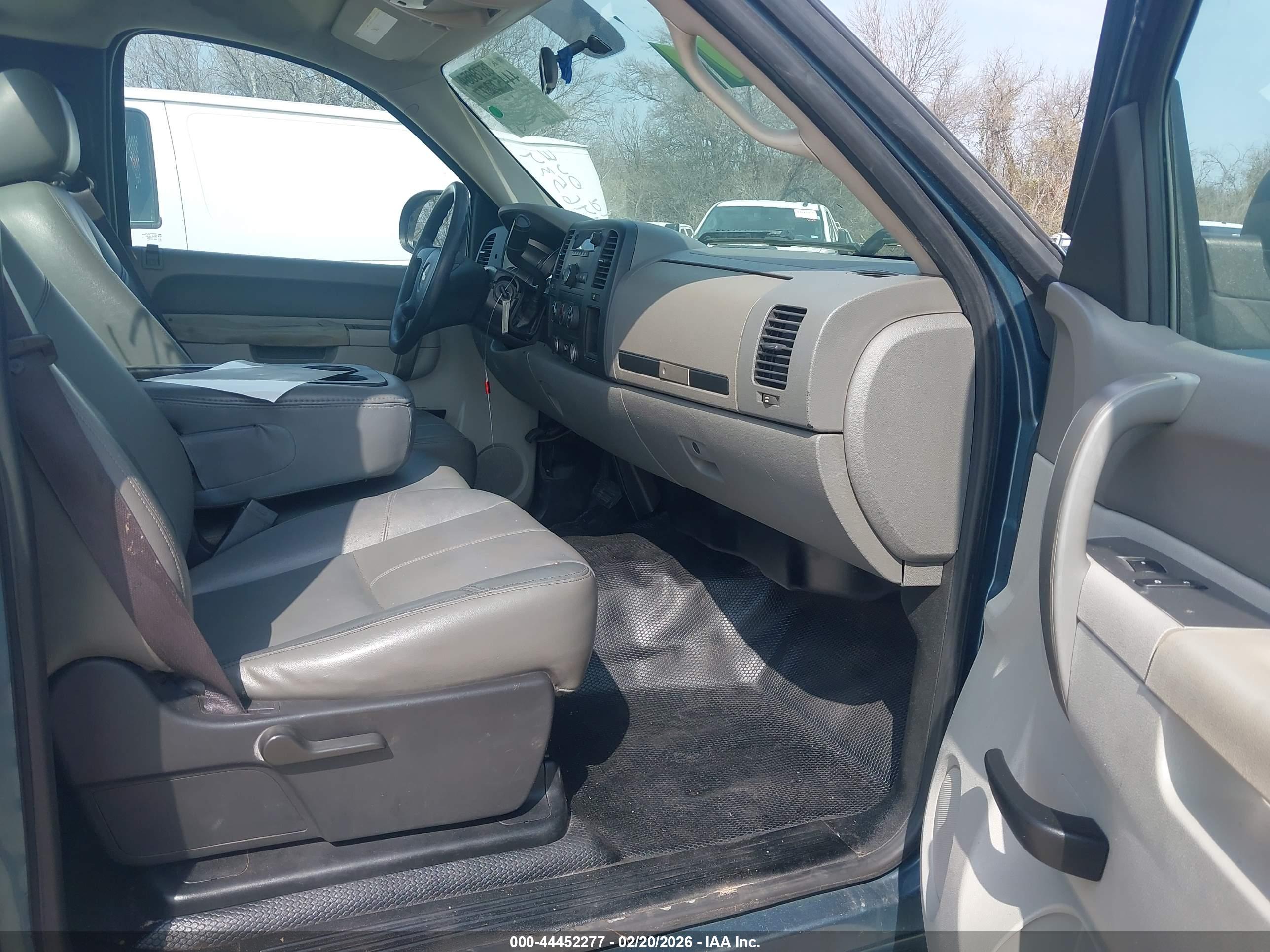 CHEVROLET SILVERADO image 5